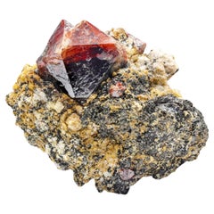 Cristallo isometrico di zircone rosso su matrice di grafite e calcite dal Pakistan