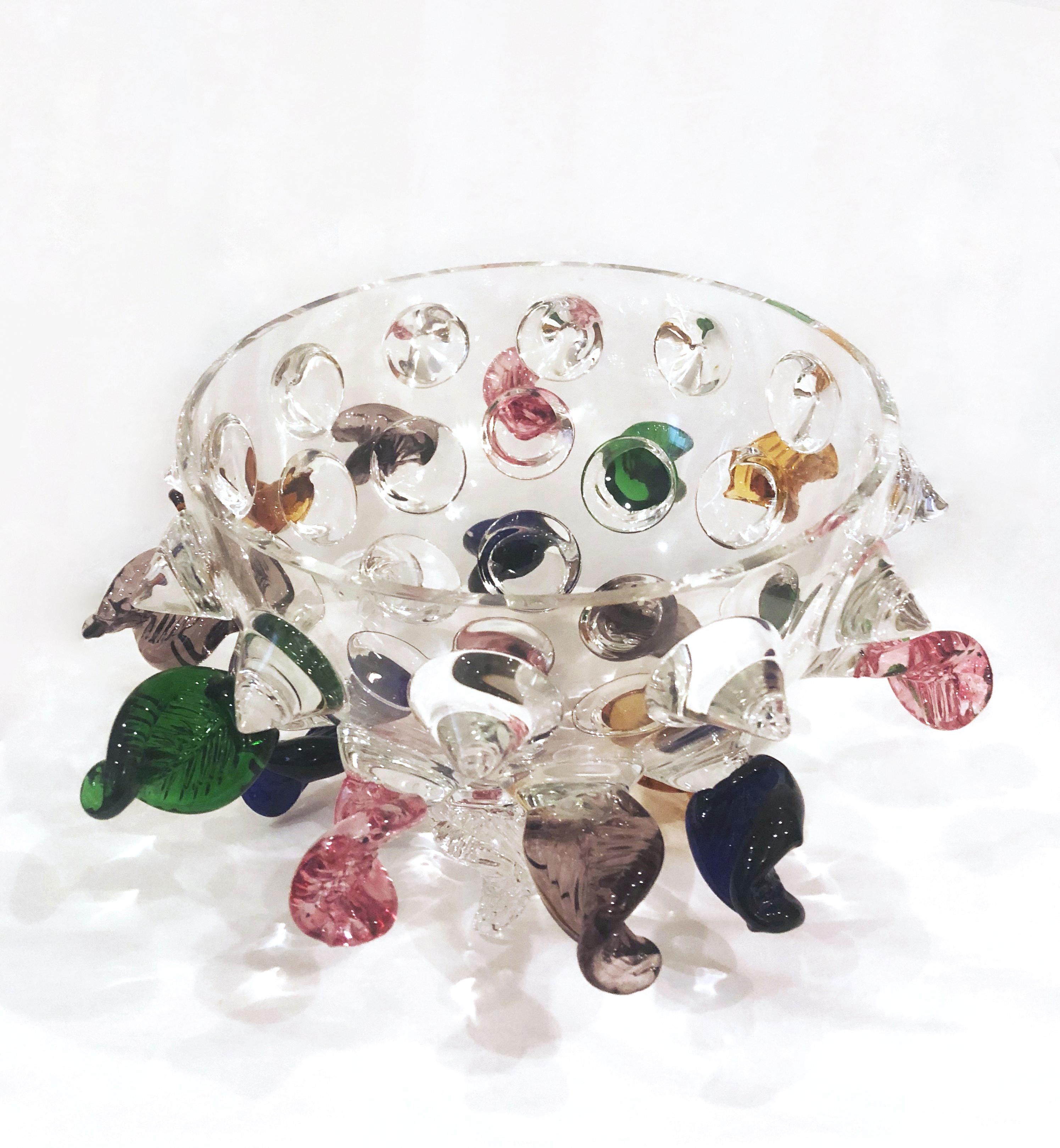 Runde Glasschale / Tafelaufsatz, 1991 von Borek Sipek für die italienische Firma Driade entworfen, mit farbigem und klarem Glas, dekorativen Blättern an den Seiten und 12 dreieckigen Formen aus klarem Glas am oberen Rand. Der Durchmesser der
