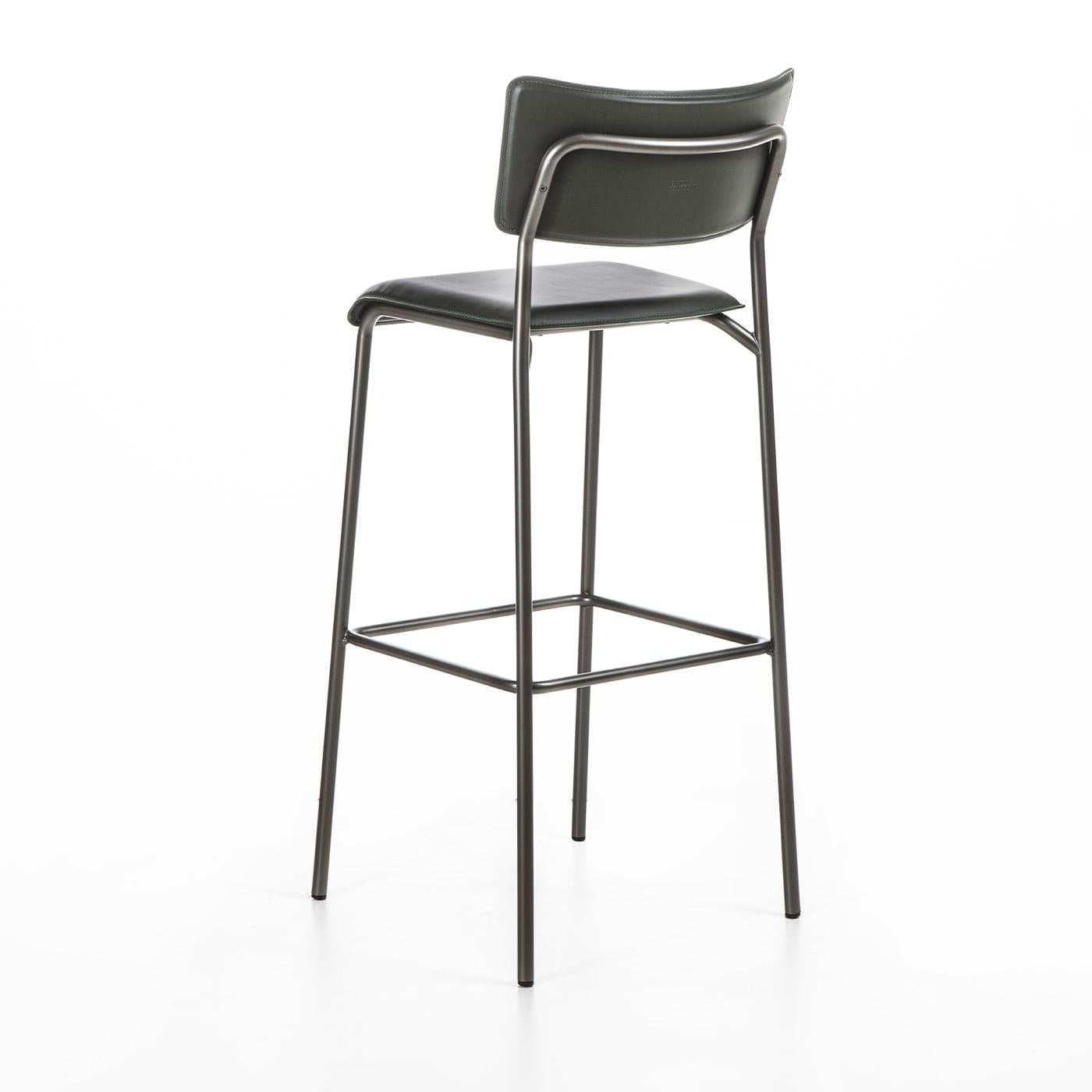 A fresh and stylish design of minimalist inspiration, this gorgeous bar stool boasts clean and essential lines highlighted with a total-white look. Boasting a sleek structure defined by cylindrical lines and fashioned of lacquered metal, the seat