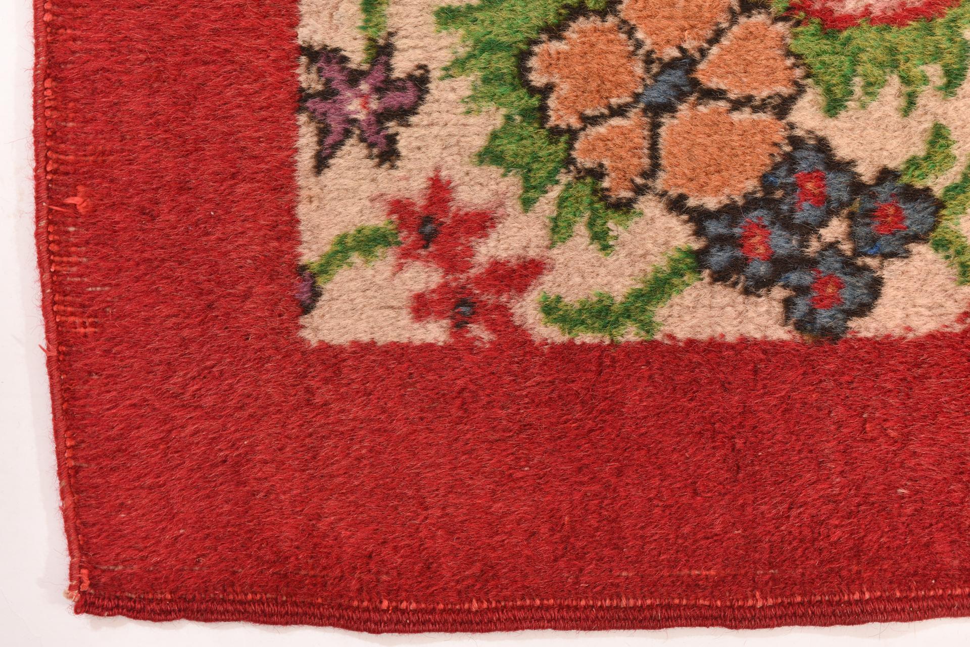 20th Century Isparta Carpet with Bunches of Flowers For Sale