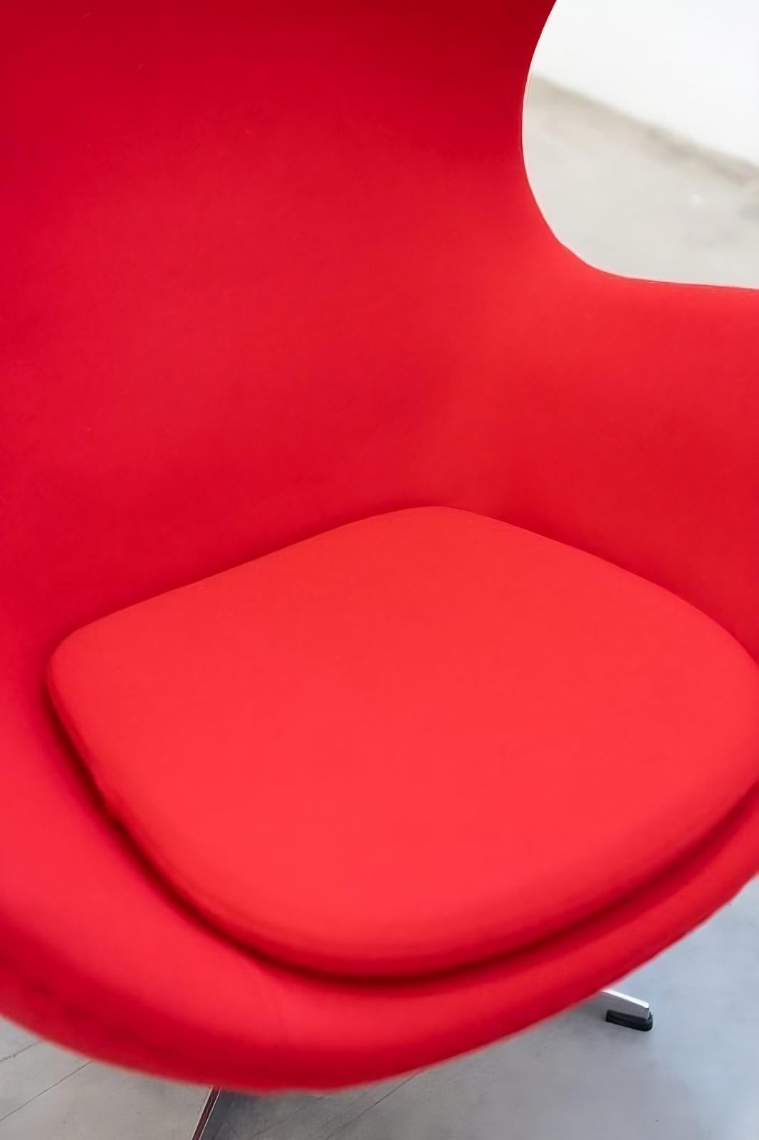 inspired by Arne Jacobsen's Egg Chair (1958) In Excellent Condition For Sale In Manzano, IT