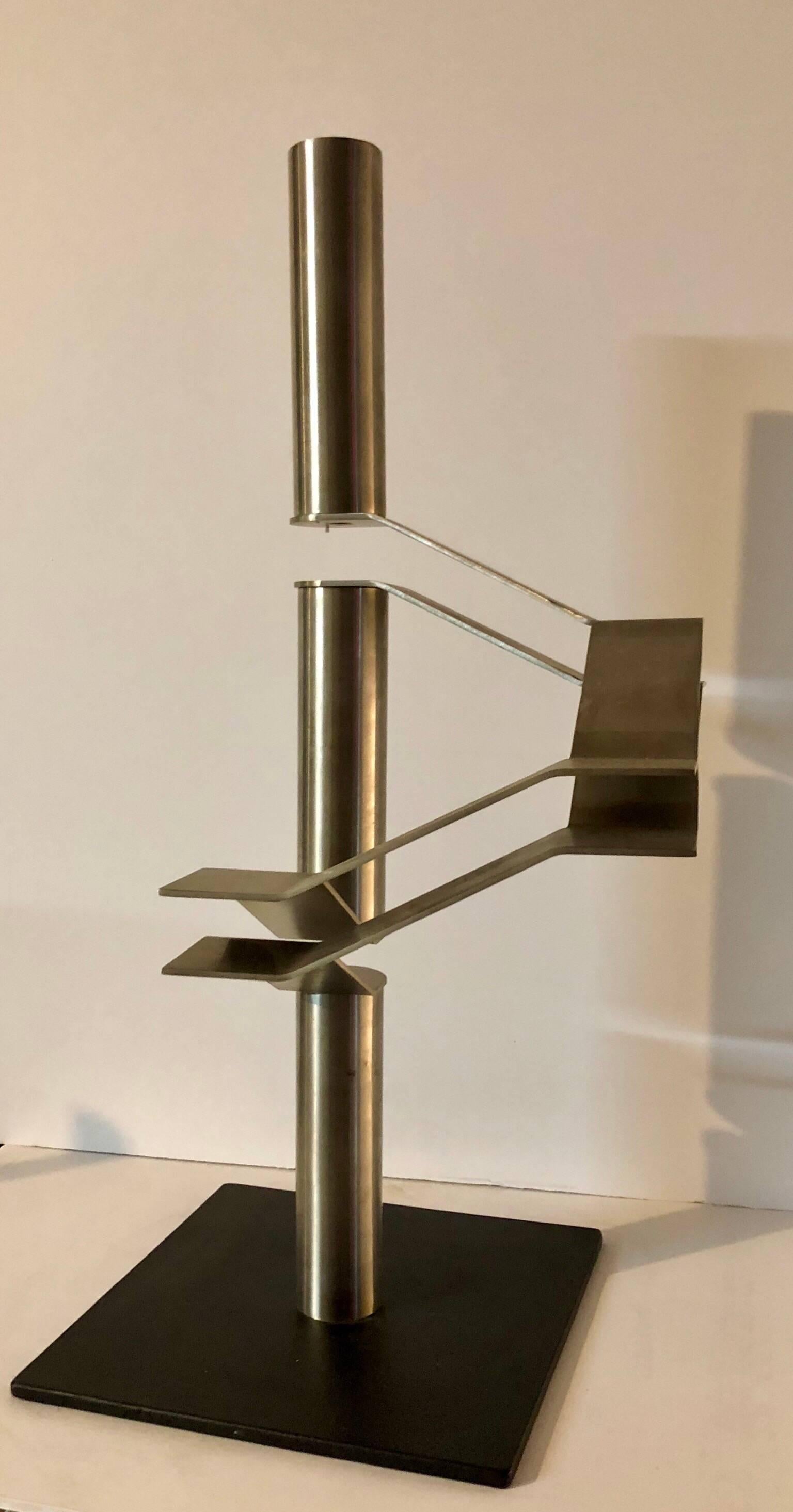 Grande maquette de la sculpture israélienne abstraite « Trois tubes » en acier inoxydable en vente 2