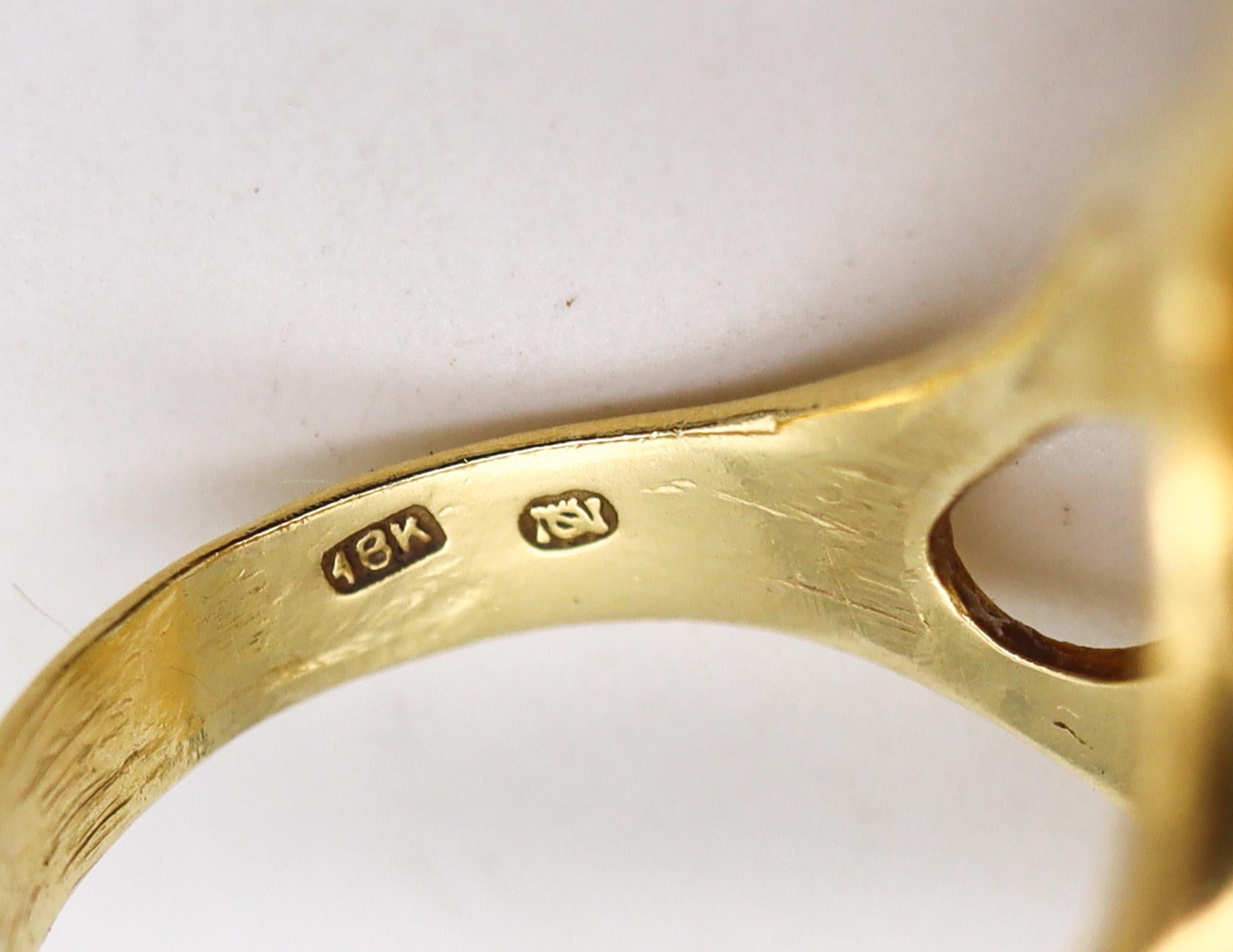 A sculptural Israeli ring.

An incredible beautiful ring, made in Israel back in the 1970's. Crafted with free forms patterns in solid yellow gold of 18 karats with high polished finish. The design is a sculptural one, composed of several elements