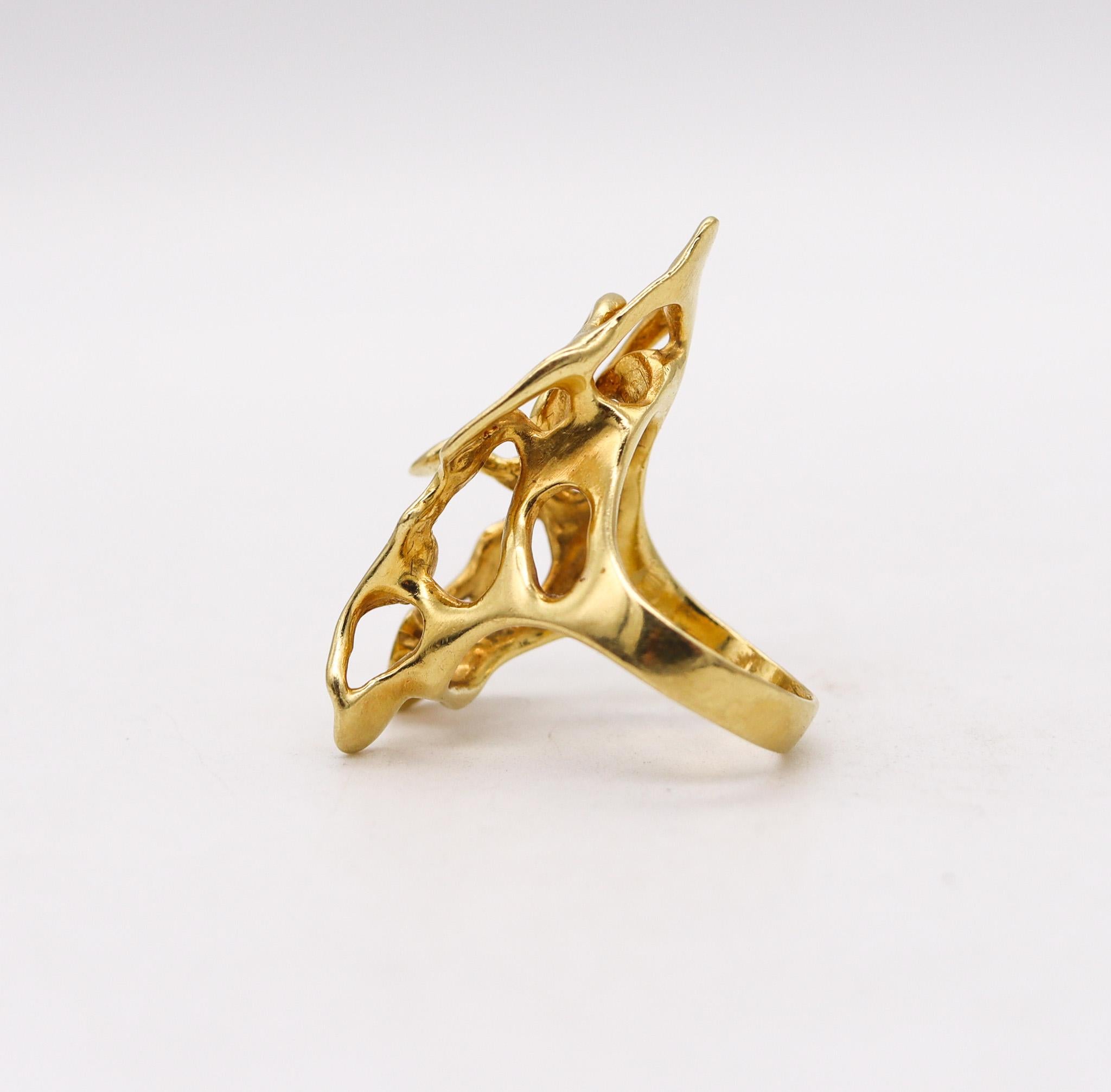 Studio d'artista israeliano Anello scultoreo organico a forma libera in oro giallo 18 carati in vendita 1