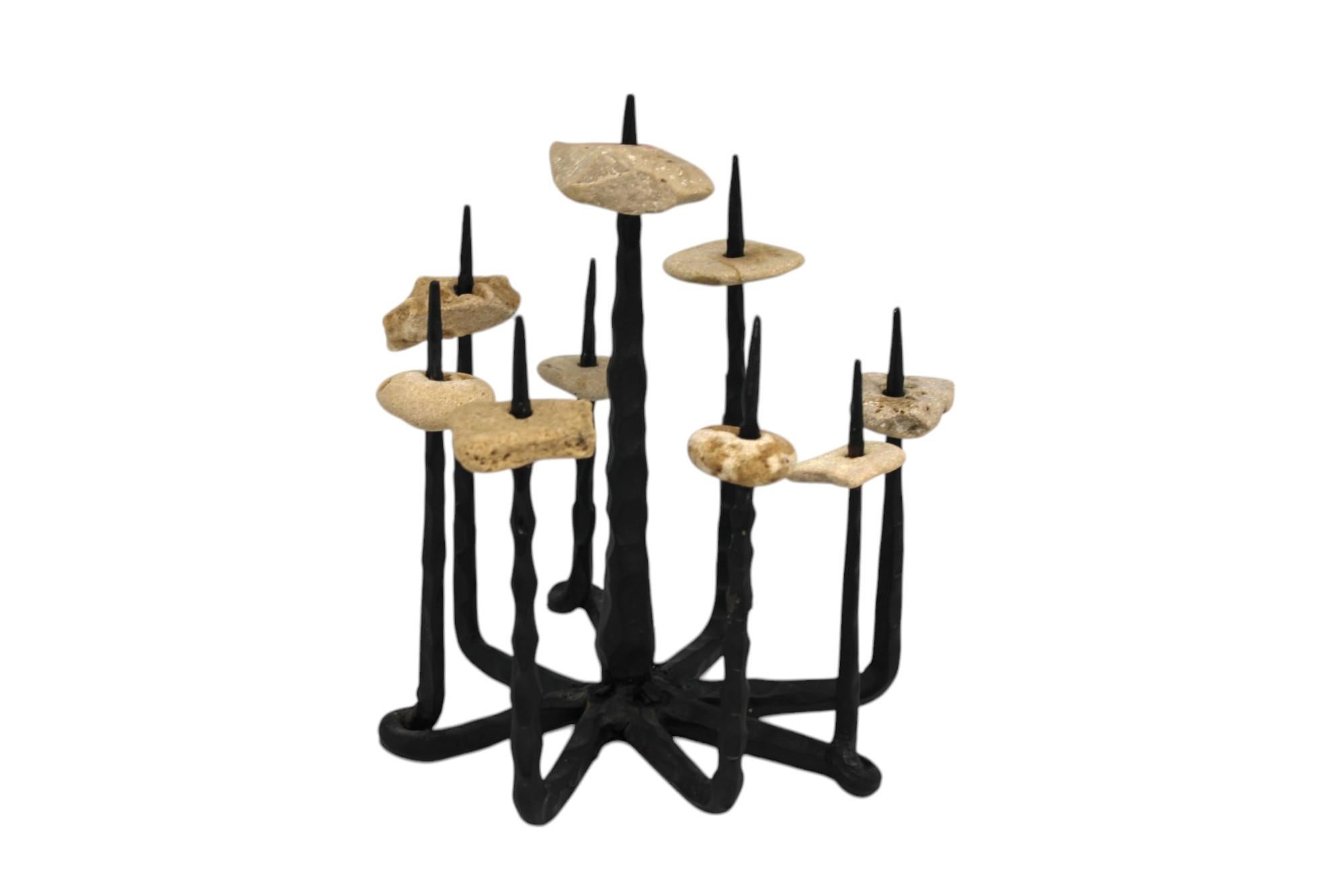 Israelische brutalistische achteckige israelische Menorah aus Eisen und Jerusalemer Stein von David Palombo (Brutalismus) im Angebot