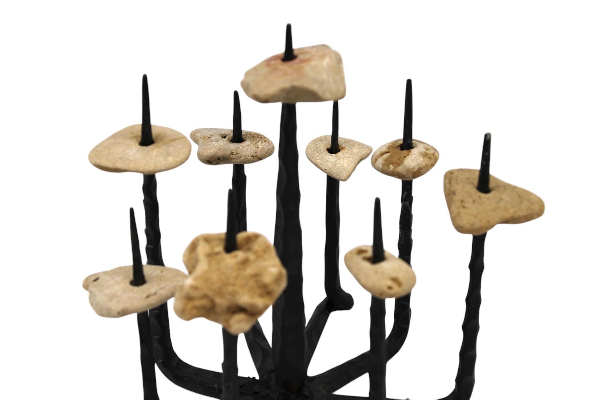 Israelische brutalistische achteckige israelische Menorah aus Eisen und Jerusalemer Stein von David Palombo (20. Jahrhundert) im Angebot