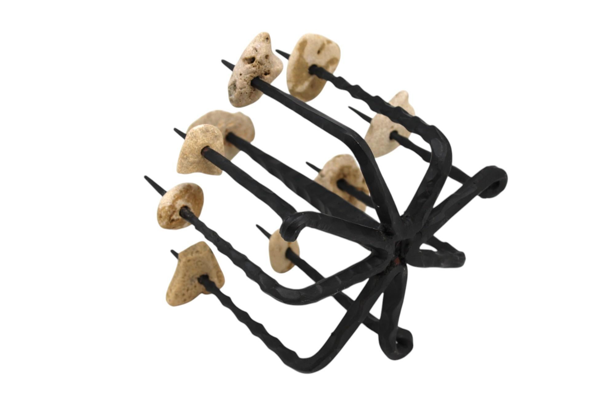 Israelische brutalistische achteckige israelische Menorah aus Eisen und Jerusalemer Stein von David Palombo im Angebot 1