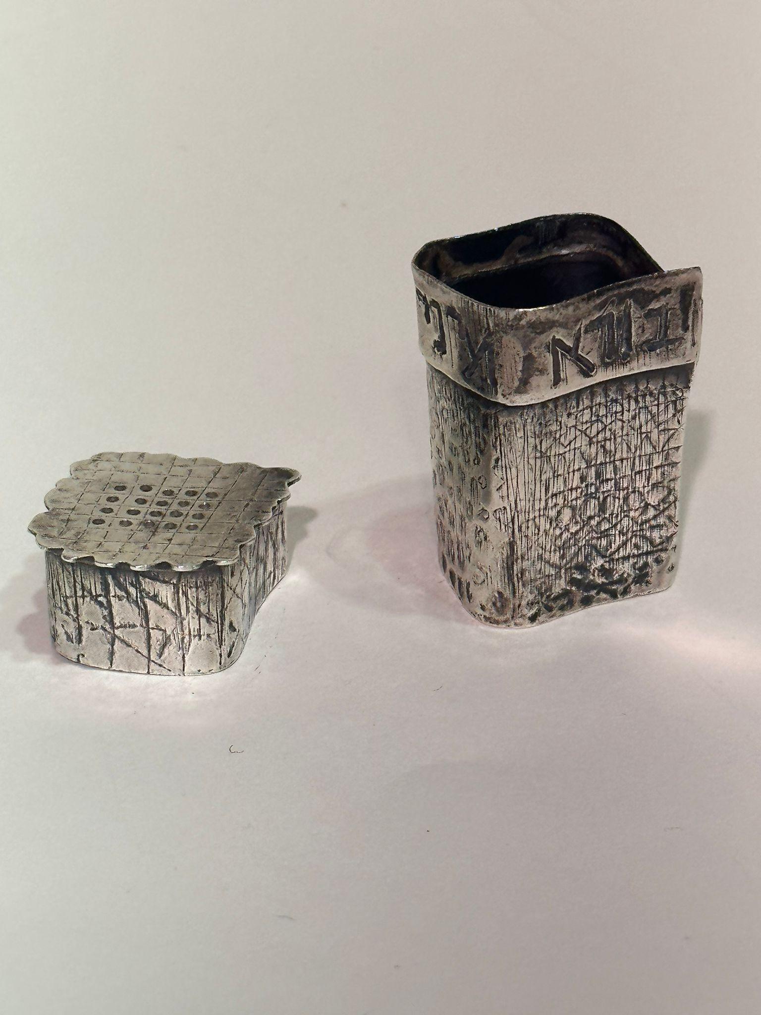 Boîte à épices israélienne en argent, faite à la main Excellent état - En vente à New York, NY