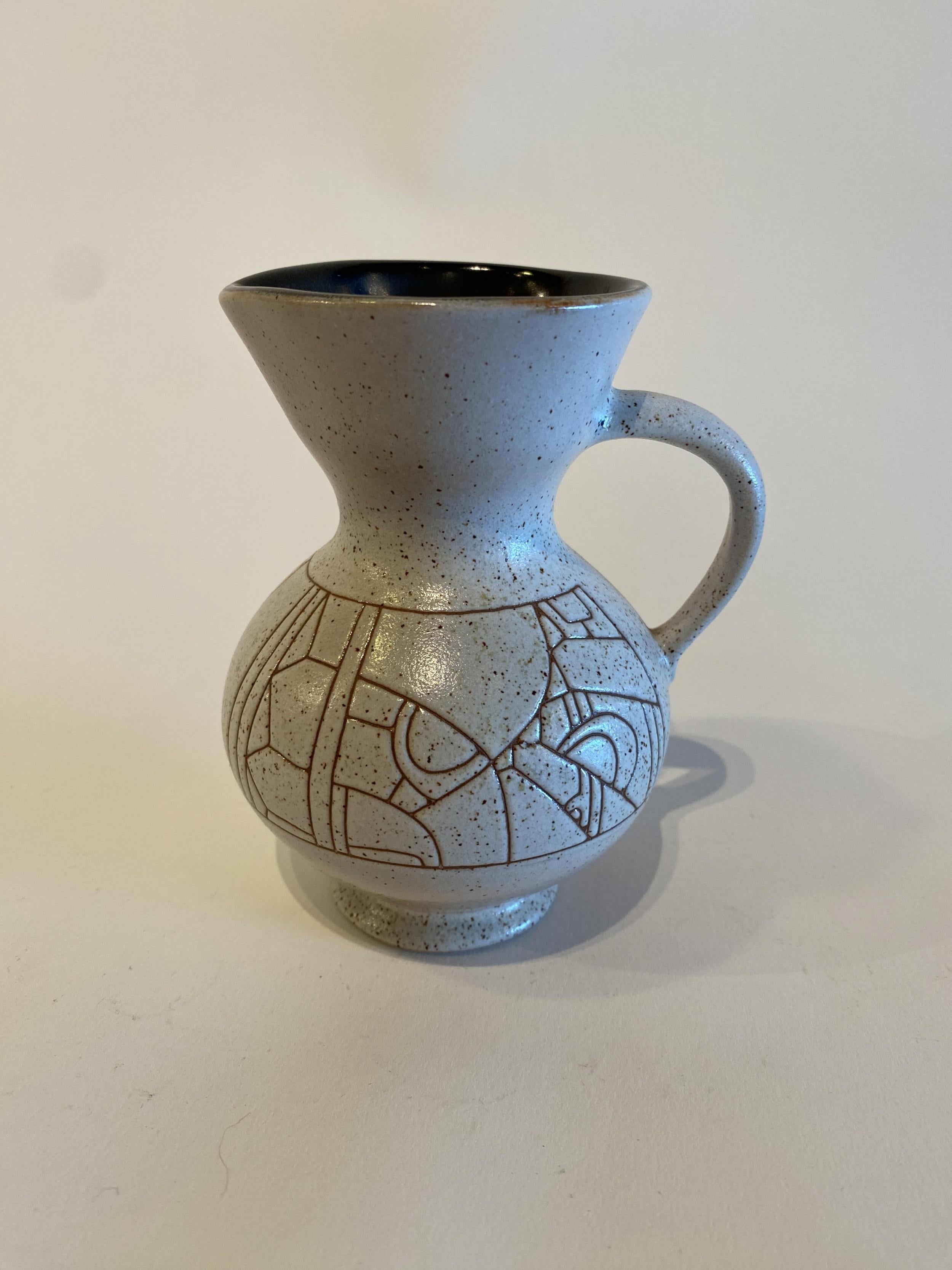 Brocca israeliana di metà secolo in ceramica smaltata Lapid Sgraffito con manico (pezzi di accompagnamento REG4743A-M)