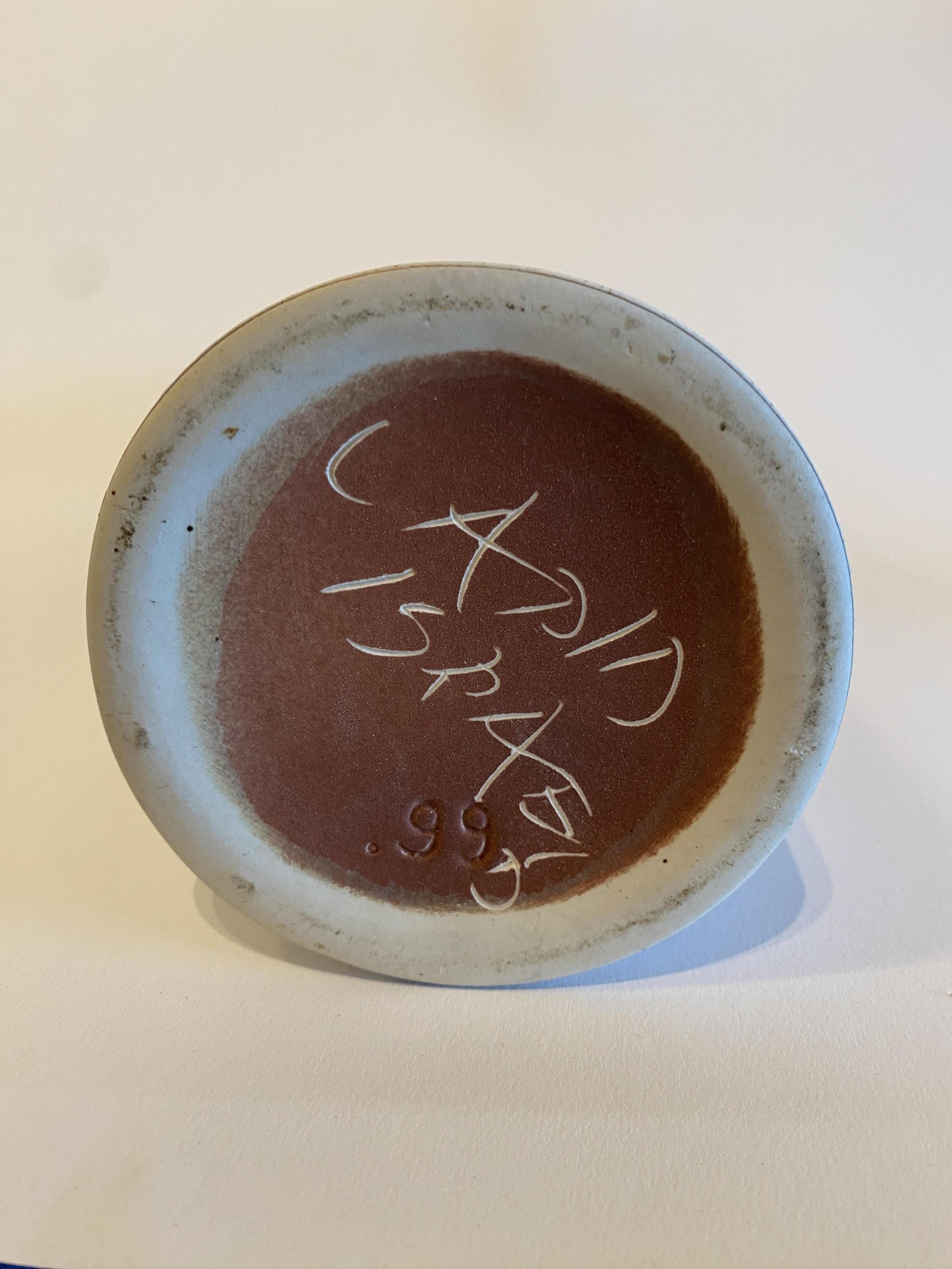 Brocca stretta in ceramica Lapid smaltata israeliana di metà secolo con manico e parte superiore svasata (pezzi di accompagnamento REG4743A-M)