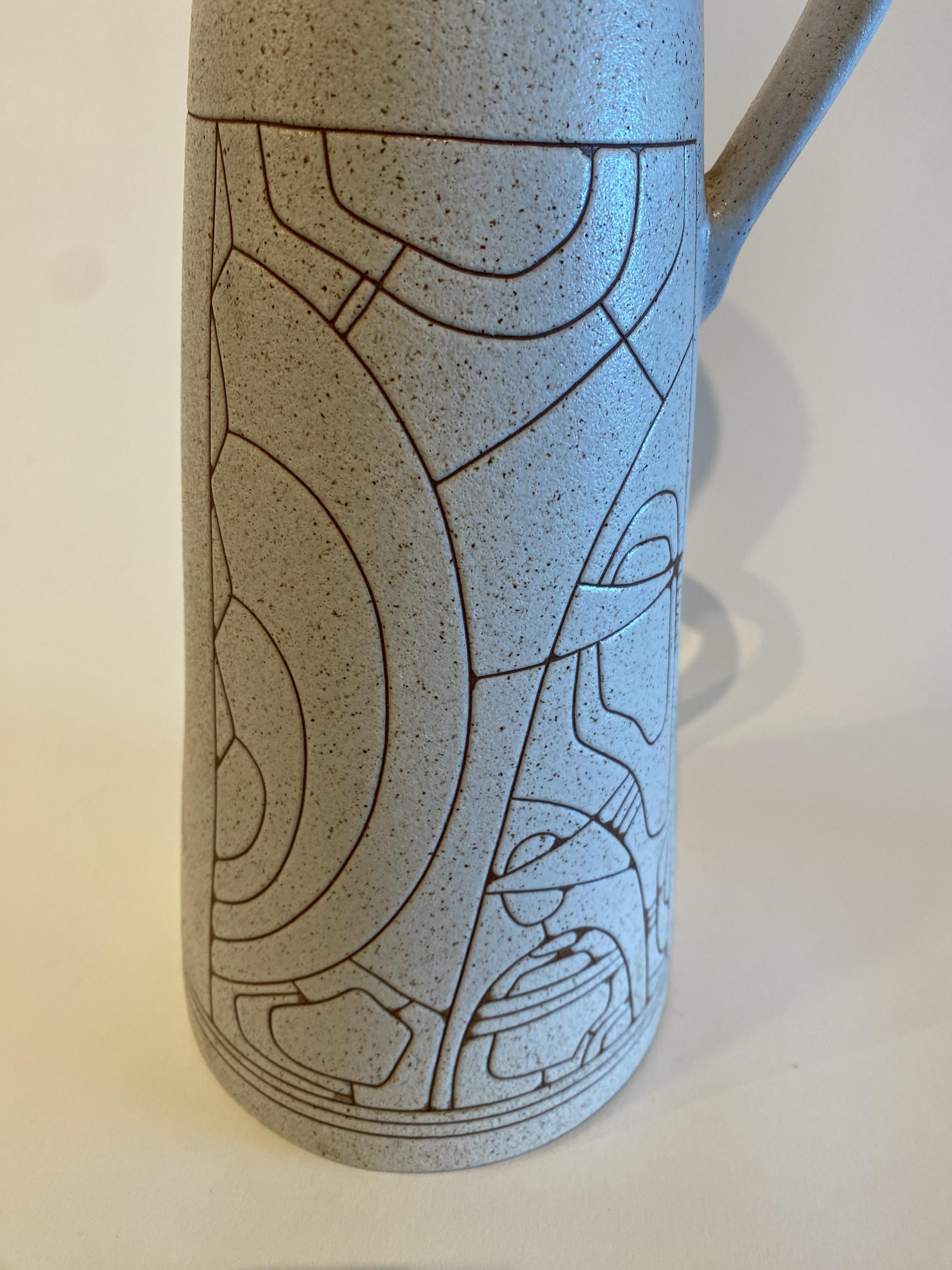 Mid-Century Modern Pichet israélien du milieu du siècle dernier en céramique émaillée Sgraffito Lapid en vente