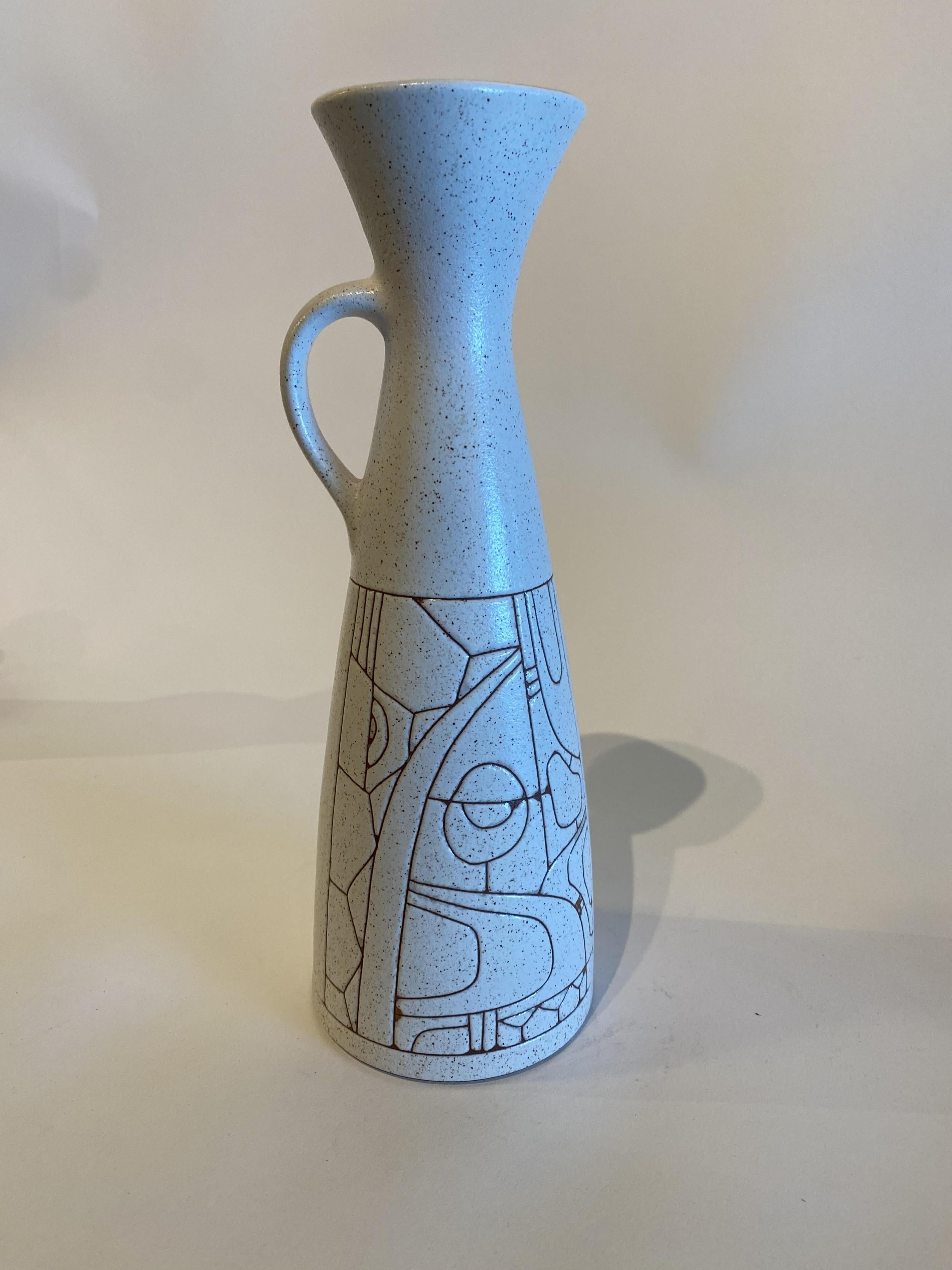 Mid-Century Modern Pichet israélien du milieu du siècle dernier en céramique émaillée Sgraffito Lapid en vente