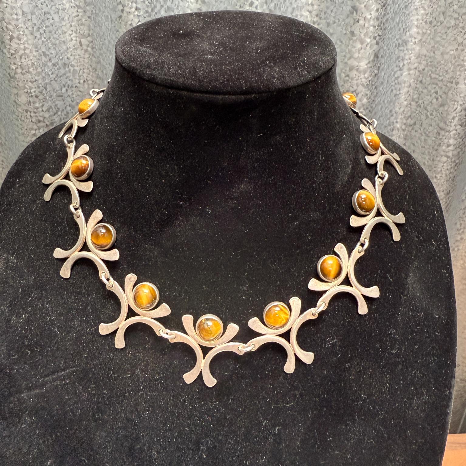 Collier moderniste en argent sterling estampillé 925 Israël
Oeil de tigre et argent.
17 long entièrement déployé x 1,25 h x 0,25 d
Condition vintage originale
Se référer aux images listées