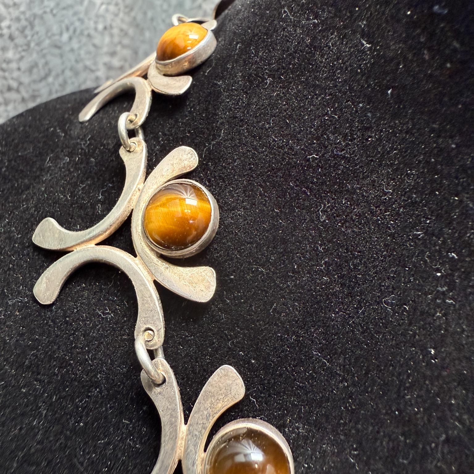 20ième siècle Collier israélien en argent sterling et œil de tigre en vente
