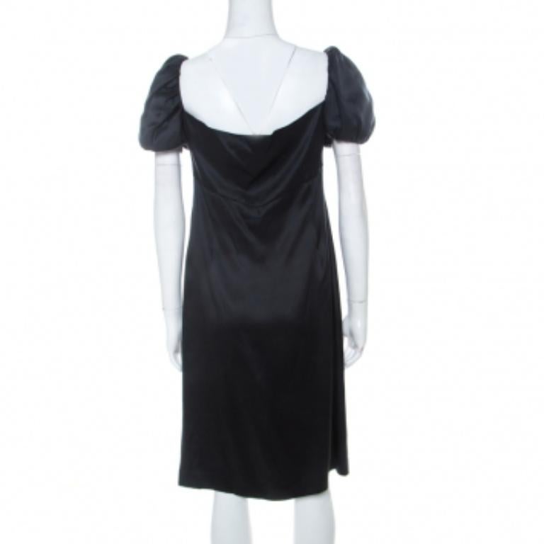 Aus dem Hause Issa kommt dieses schlichte und elegante Kleid. Es kommt in Schwarz und bringt Puffärmel und ein Schleifendetail mit. Das Kleid hat eine lockere Passform und einen weichen Griff. Tragen Sie ihn mit flachen Schuhen oder hohen Absätzen.