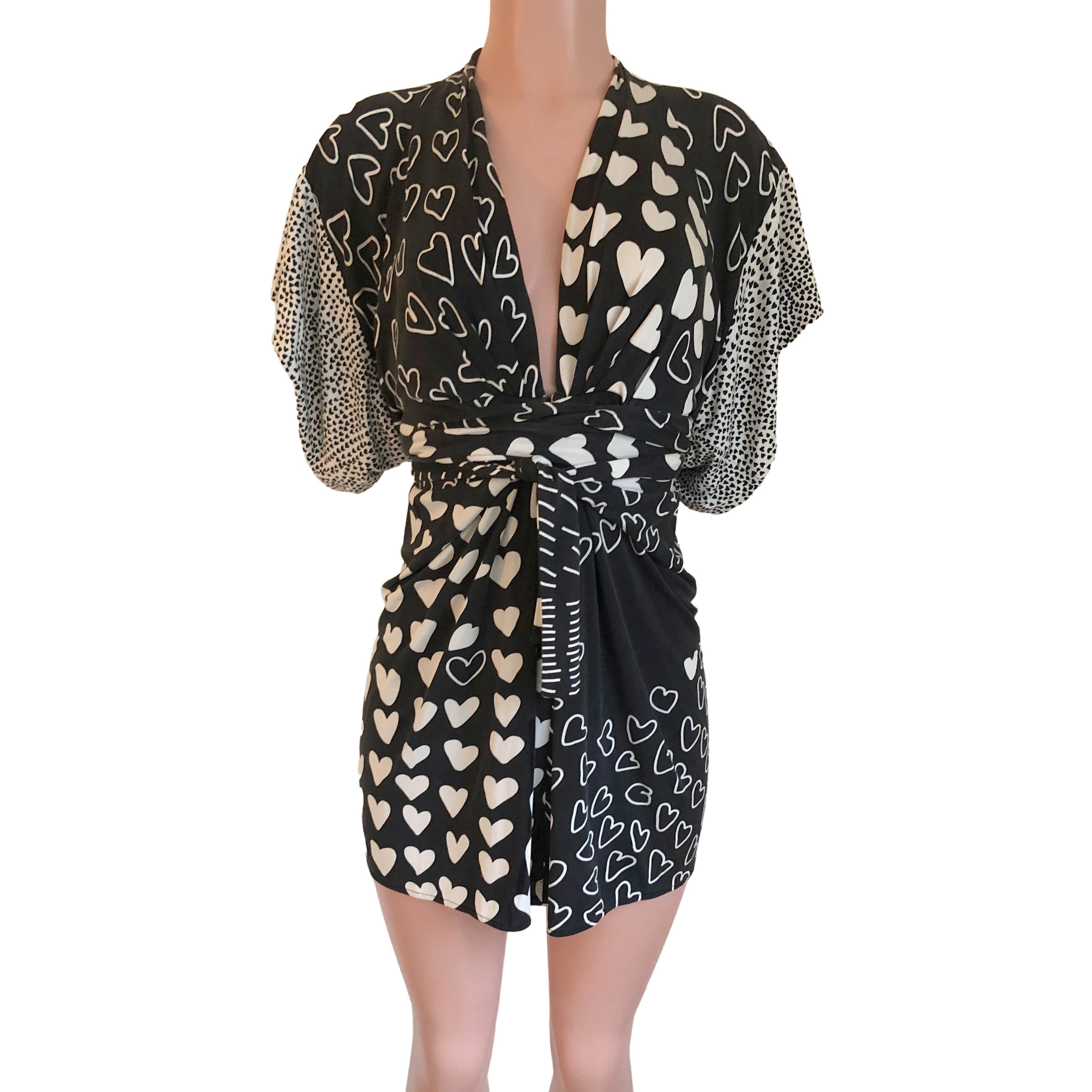 Mini Vestido Kimono de Seda de Corazones Mixtos Issa London Negro en venta