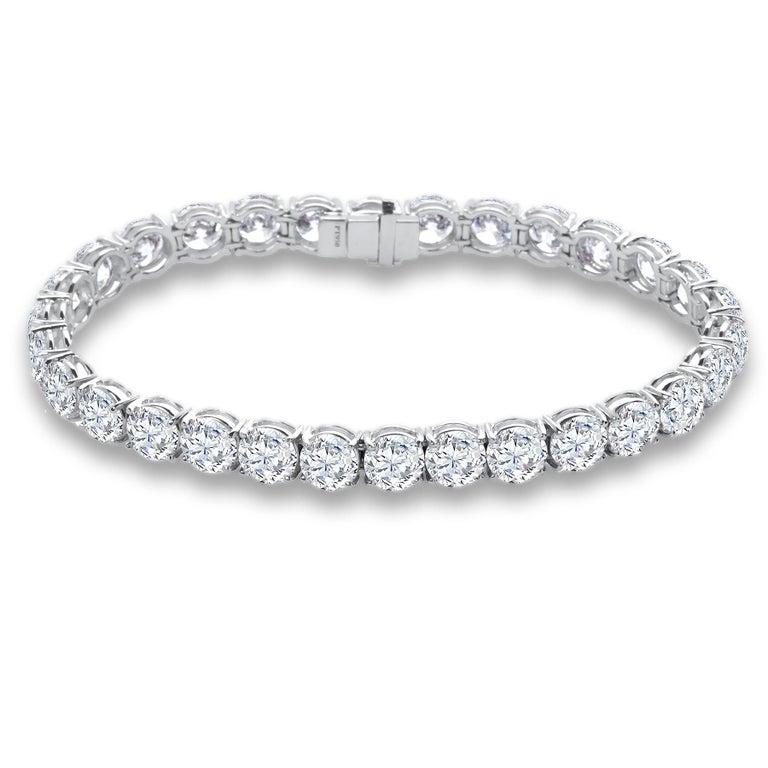 Une élégance raffinée. Fabriqué à la main en or blanc 18 carats. 
Sertie de 39 diamants Dimond ronds à taille idéale pour un poids total de 12,18 carats.
les diamants sont presque incolores (D.G) et d'une pureté de SI2. 
Nous avons conçu ce bracelet