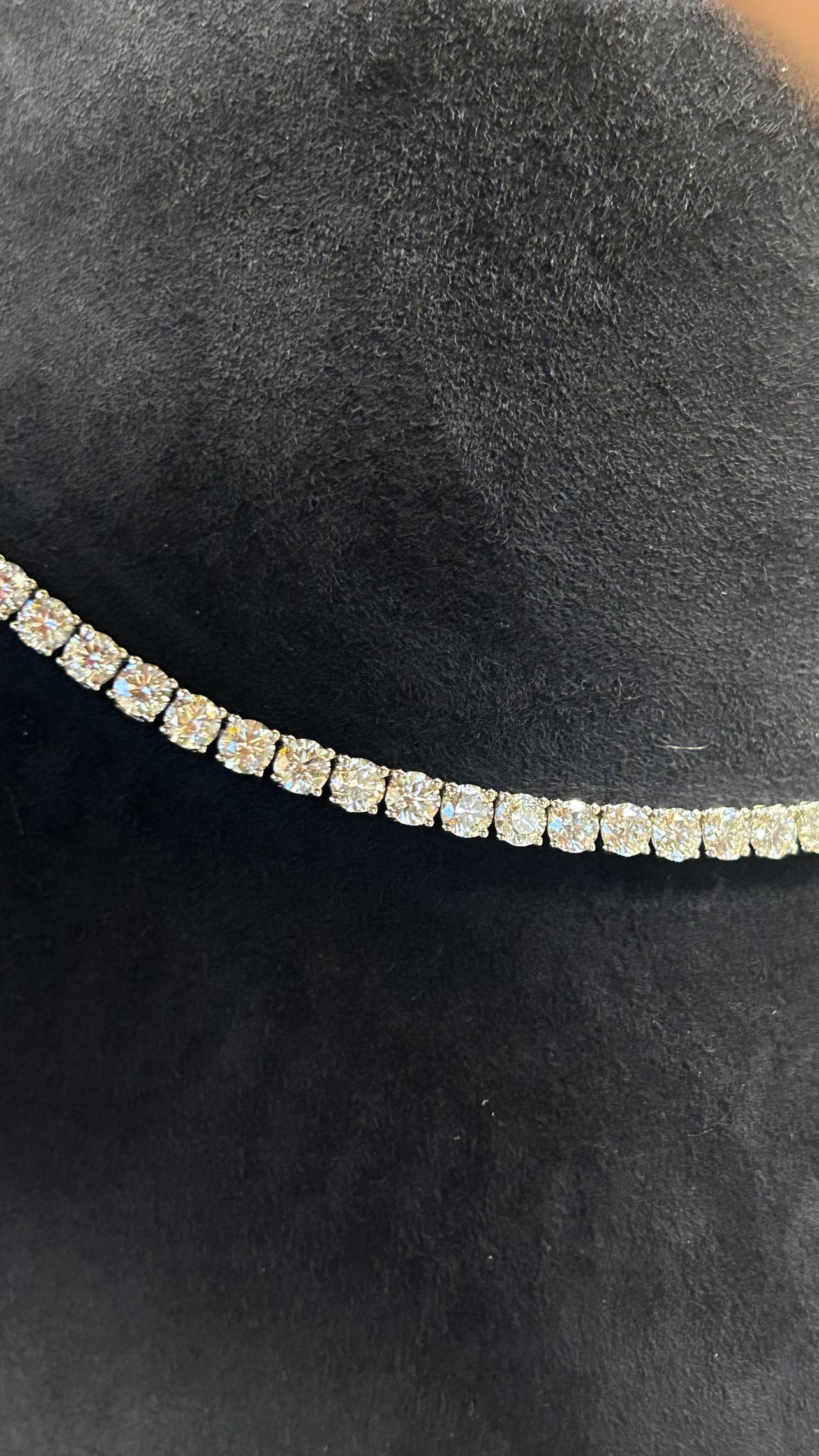 Certainement ! Laissez-moi vous présenter une pièce d'une élégance intemporelle et d'une beauté inégalée : l'or blanc naturel 18K  Collier de tennis en diamants ronds de 19,62 carats, avec des diamants incolores (D-F) et VVS-VS (pureté).


Imaginez