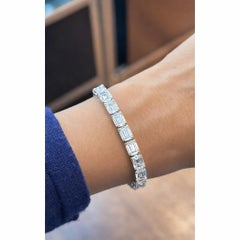 Issac Nussbaum Bracelet en or blanc 18 carats 24.11 carats Emerald-Cut East West Diamond