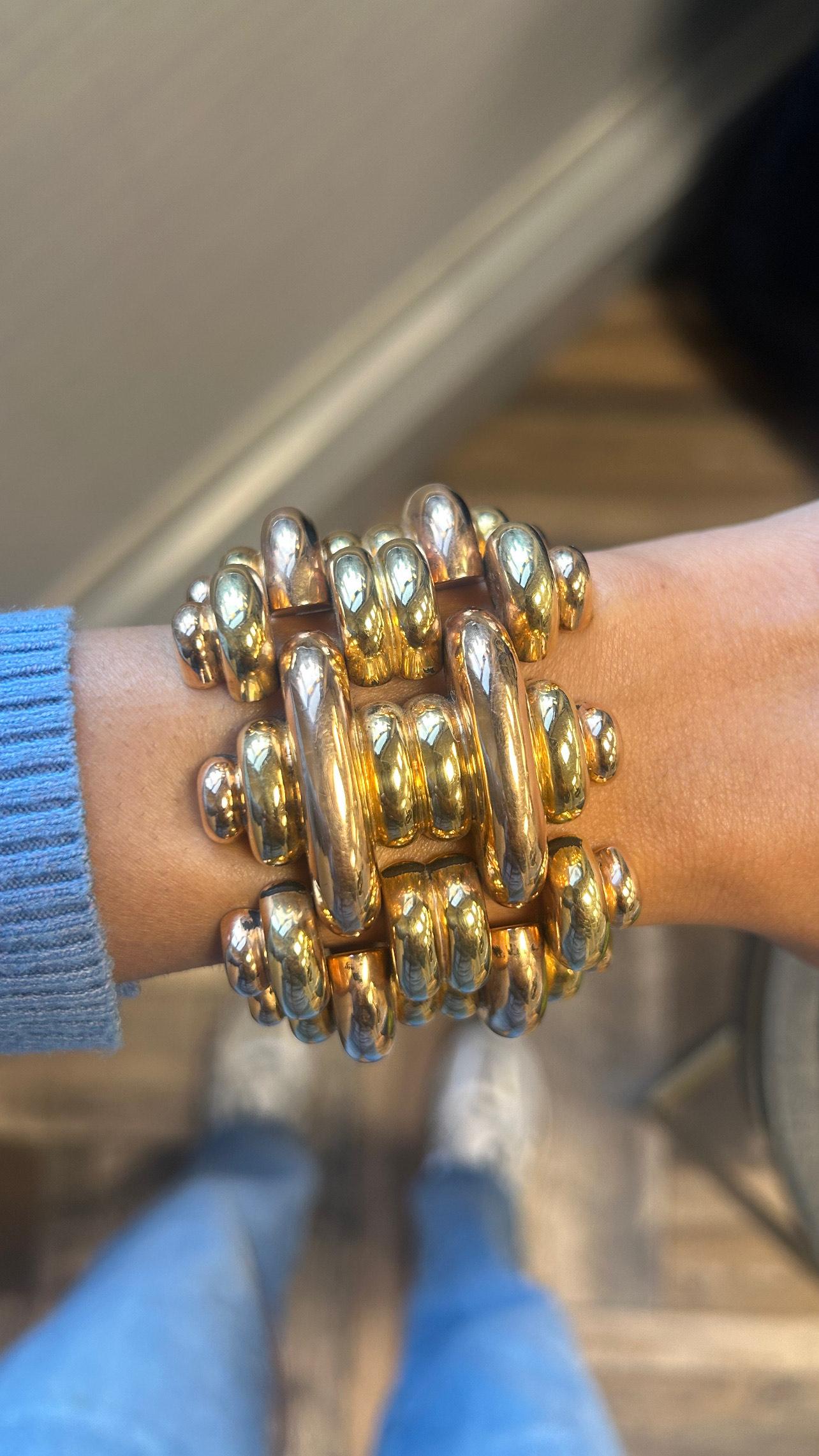 Realizzato negli anni '40, questo bracciale mozzafiato in oro giallo e rosa 18 carati cattura l'essenza di un'epoca di trasformazione nella moda e nel design, che ha visto un cambiamento verso gioielli audaci e glamour come forma di espressione e