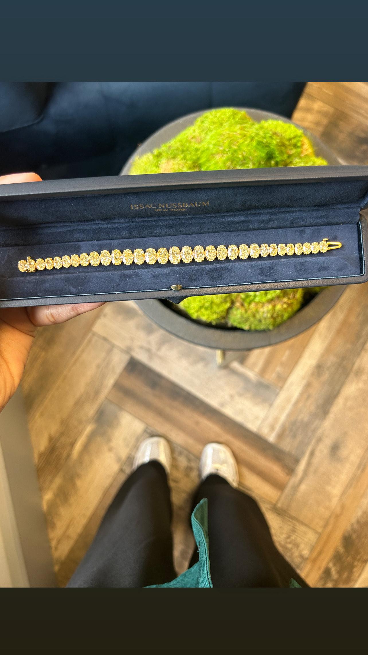 Questo splendido bracciale tennis in oro giallo 18 carati da 38,32 carati con diamanti naturali di forma ovale, realizzato da Isaac Nussbaum di New York, emana un'eleganza senza tempo e una squisita maestria. Incastonato in una lussuosa cornice