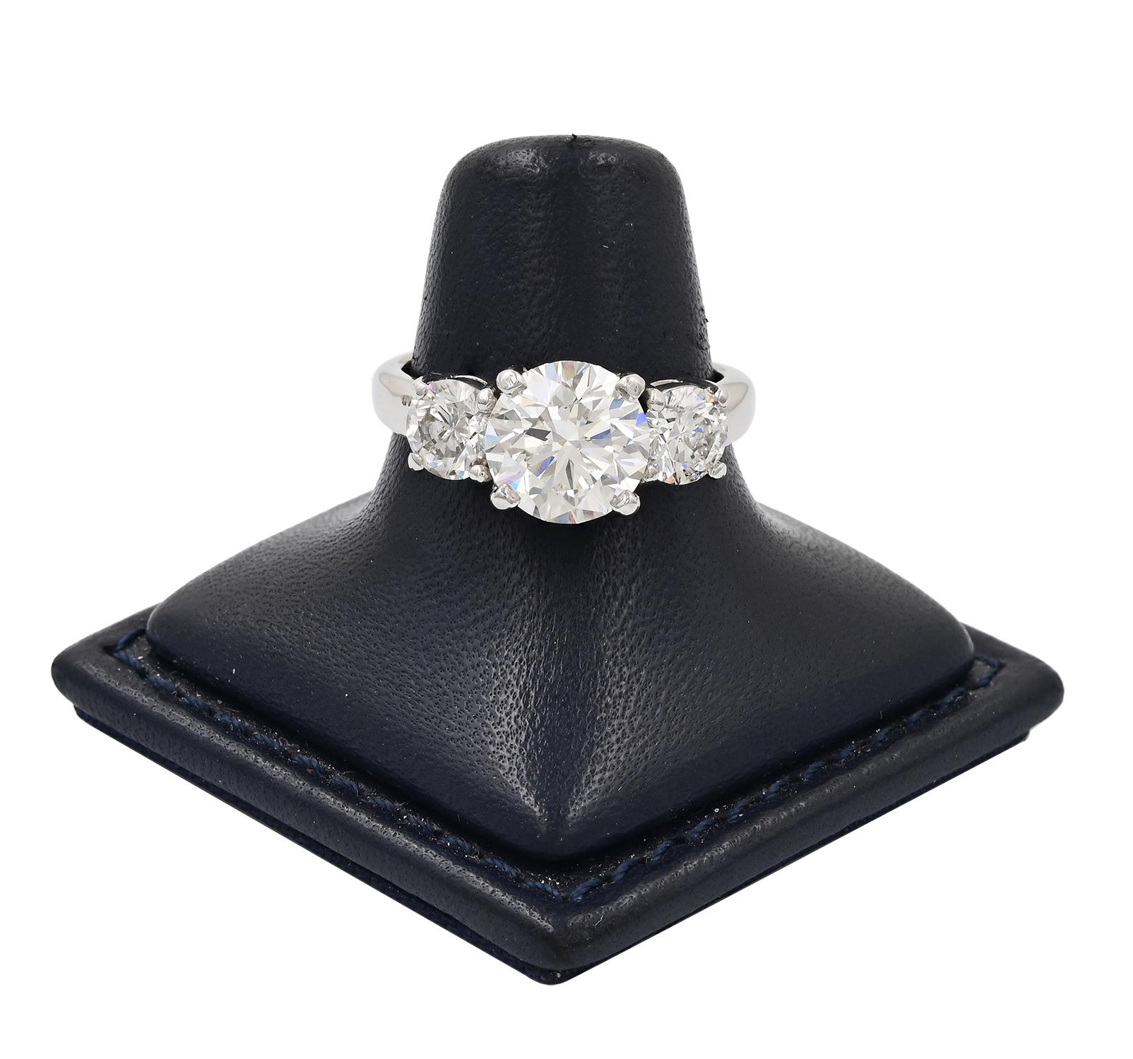 ISSAC NUSSBAUM NEW YORK  3 stone diamond engagement ring In Excellent Condition For Sale In New York, NY