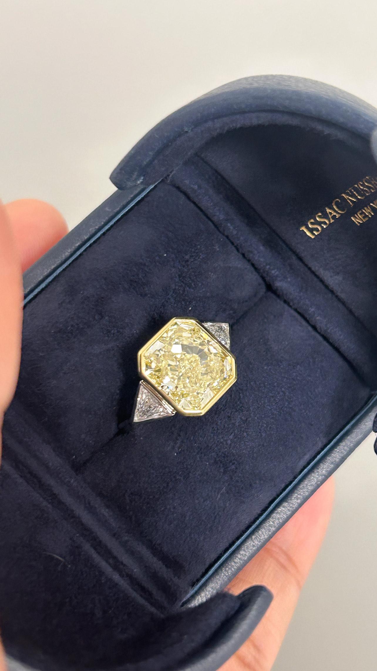 Dieser exquisite Ring ist ein GIA-zertifiziertes Meisterwerk mit einem schillernden gelben Naturdiamanten von 7,28 Karat in einem rechteckigen modifizierten Brillantschliff. Dieser Verlobungsring aus einer luxuriösen Kombination aus 18 Karat