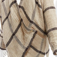 Issey Miyake 1980s Vintage beige nero avvolgente cappotto oversize in crinkle JP9