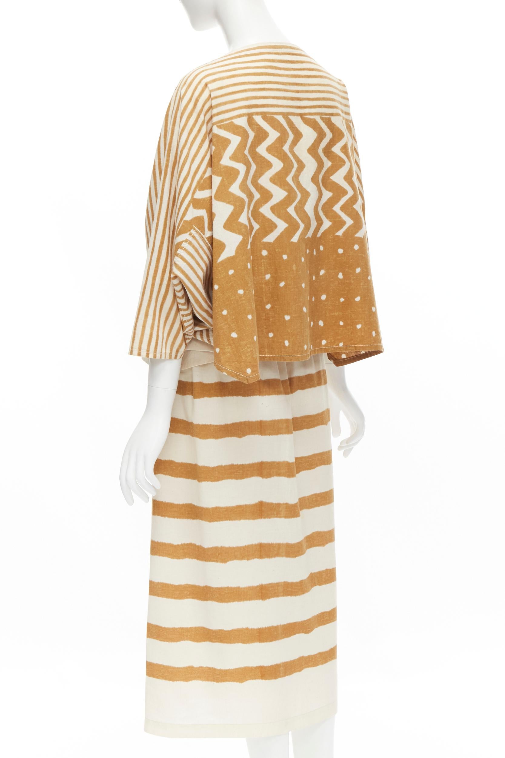 Issey Miyake - Ensemble jupe et haut boxy vintage à rayures tribales jaunes et beiges, années 1980 Pour femmes en vente