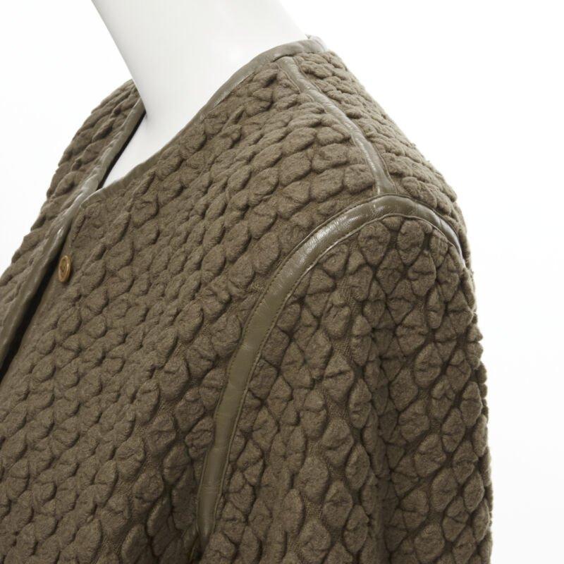 Issey Miyake 1980 Vintage, giacca in pelle cloque marrone a trama cialda M.
Riferimento: CRTI/A00390
Marchio: Issey Miyake
Collezione: 1980s
Materiale: Lana, misto
Colore: marrone
Modello: Tinta unita
Chiusura: bottone
Dettagli extra: Rifiniture in