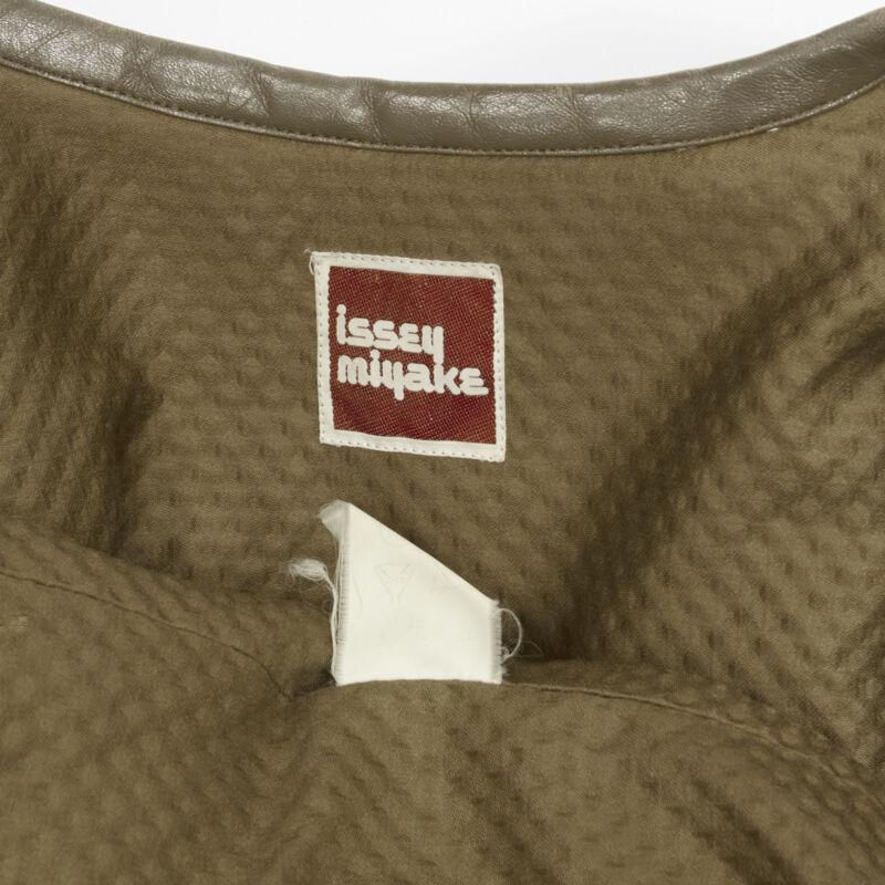 Issey Miyake 1980 Vintage, giacca in pelle cloque marrone a trama cialda M. in vendita 4