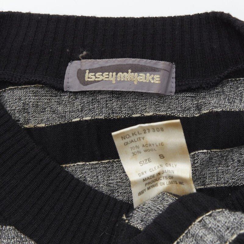 Issey Miyake 1980, maglione vintage a righe nere e grigie con arricciature S in vendita 6