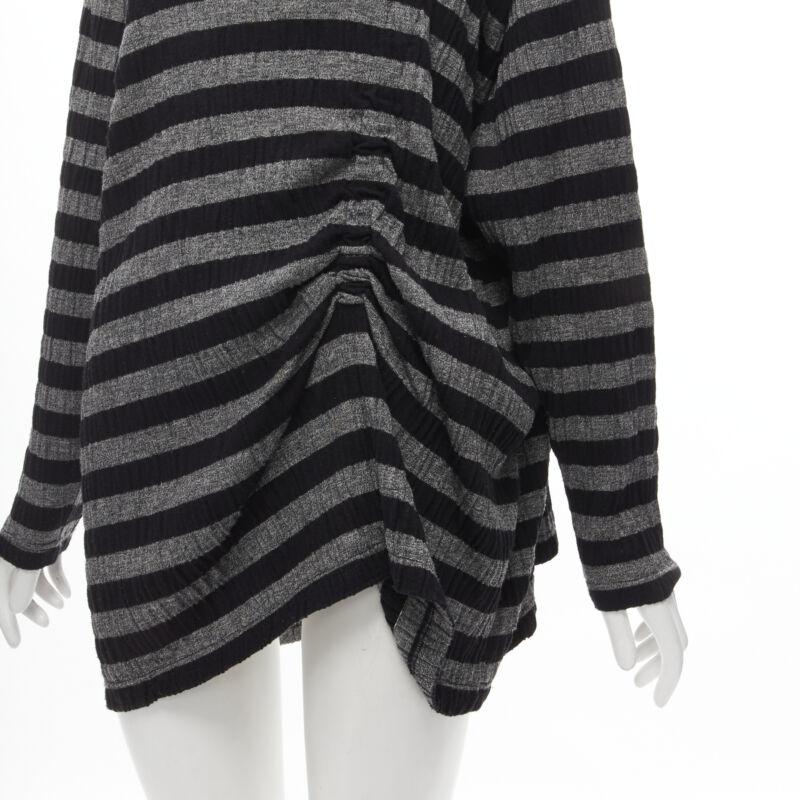 Issey Miyake 1980, maglione vintage a righe nere e grigie con arricciature S
Riferimento: CRTI/A00501
Marchio: Issey Miyake
Collezione: 1980s
Materiale: Acrilico, Lana
Colore: Grigio, Nero
Modello: A righe
Dettagli extra: Fascia elastica incorporata