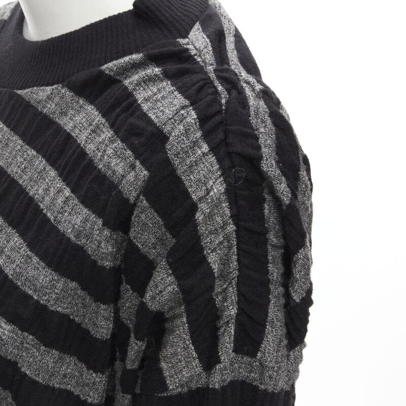 Issey Miyake 1980, maglione vintage a righe nere e grigie con arricciature S in vendita 3