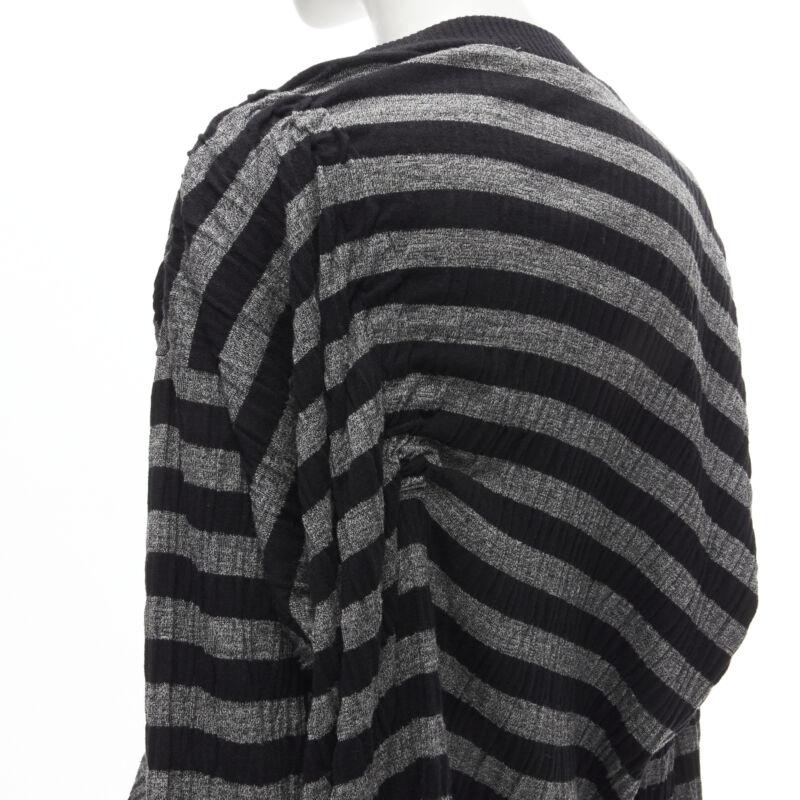 Issey Miyake 1980, maglione vintage a righe nere e grigie con arricciature S in vendita 4
