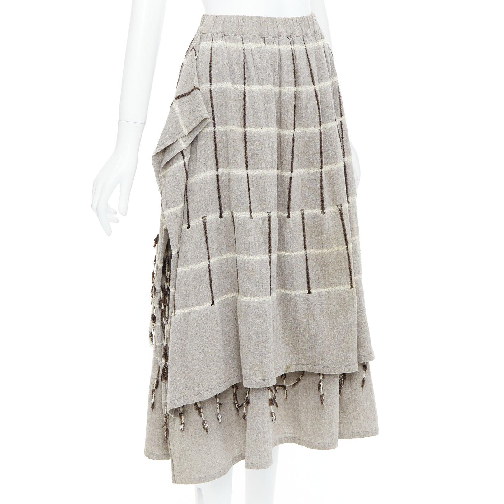 ISSEY MIYAKE 1980's Vintage grey checked fringe trim layered skirt M Rare
Reference: ANSN/A00222
Brand: Issey Miyake
Collection: 1980s
Material: Cotton
Color: Grey
Pattern: Checkered
Extra Details: Elasticated waist. Irregular check pattern. Layered