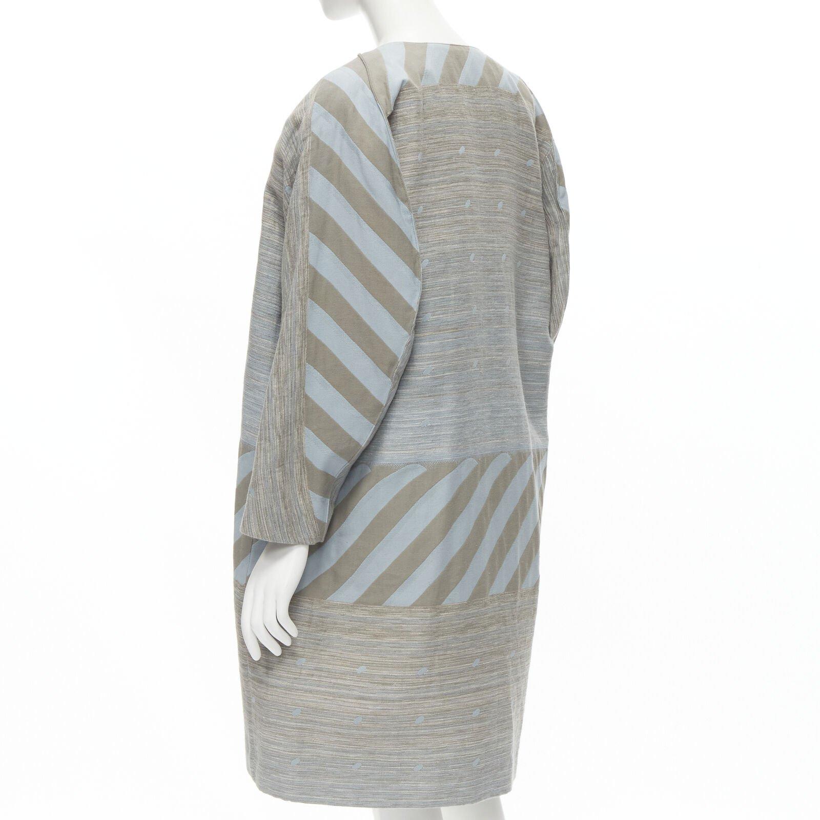 ISSEY MIYAKE 1980er Jahre Vintage Grauer Himmelblauer geometrischer Jacquard Cocoon-Mantel M Selten
Referenz: CRTI/A00469
Marke: Issey Miyake
Collection'S: 1980s
MATERIAL: Baumwolle
Farbe: Grau, Blau
Muster: Gestreift
Zusätzliche Details: Gedrehter