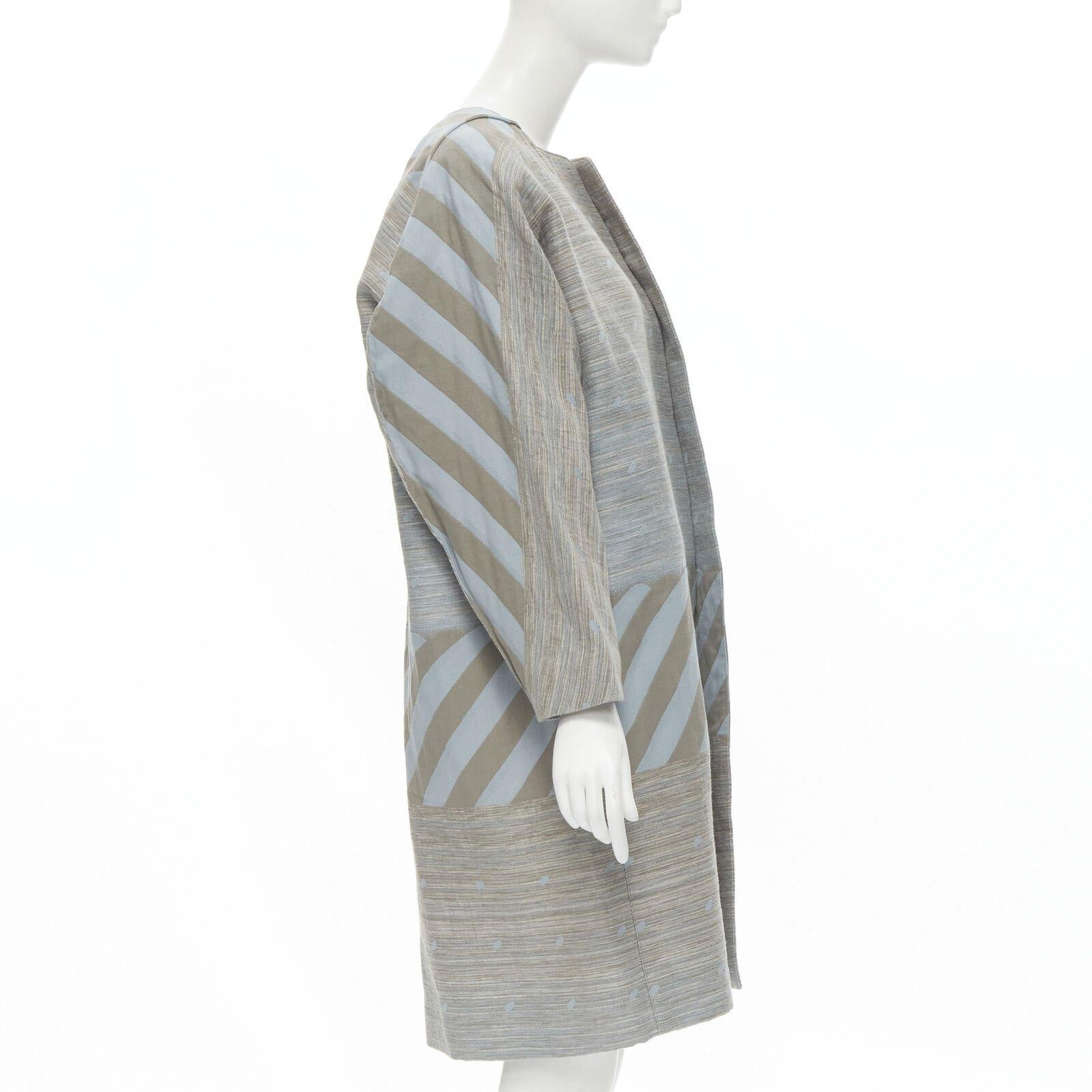 ISSEY MIYAKE 1980er Jahre Vintage Grauer Himmelblauer geometrischer Jacquard Cocoon-Mantel M Selten im Angebot 1