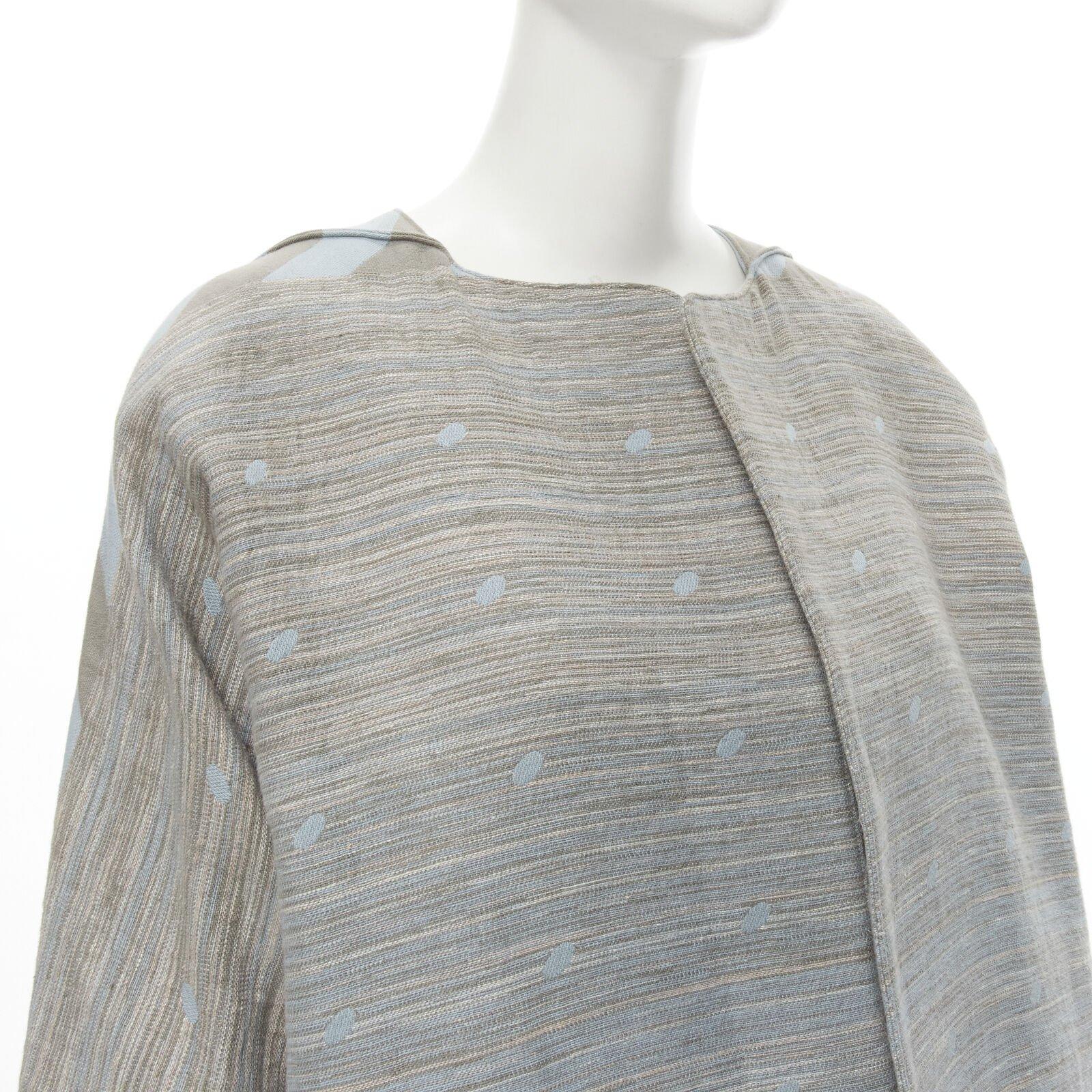 ISSEY MIYAKE 1980er Jahre Vintage Grauer Himmelblauer geometrischer Jacquard Cocoon-Mantel M Selten im Angebot 3