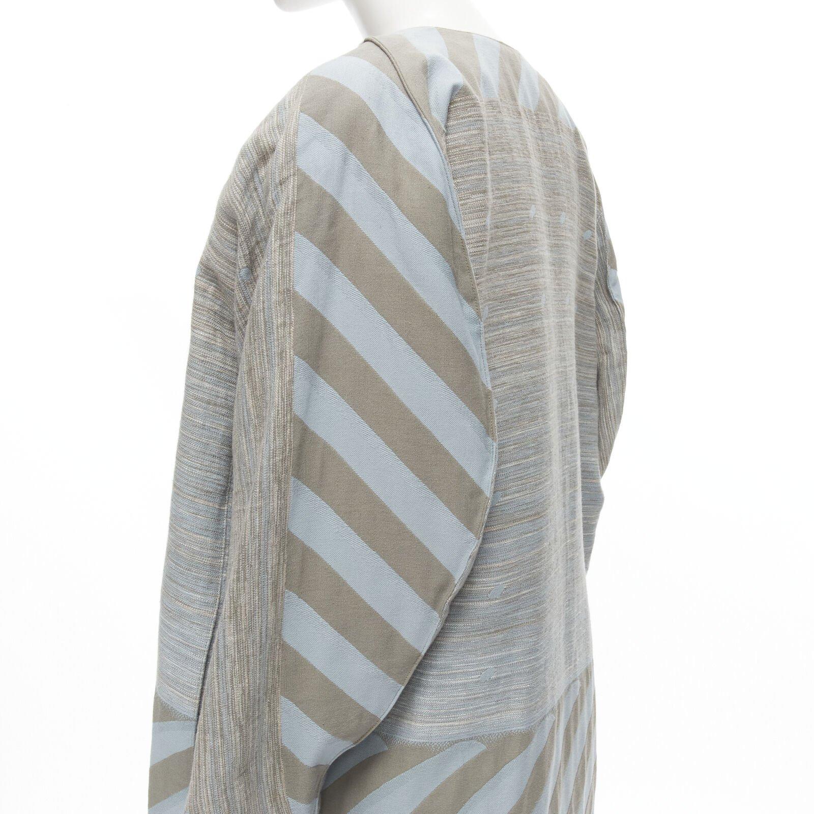 ISSEY MIYAKE 1980er Jahre Vintage Grauer Himmelblauer geometrischer Jacquard Cocoon-Mantel M Selten im Angebot 4