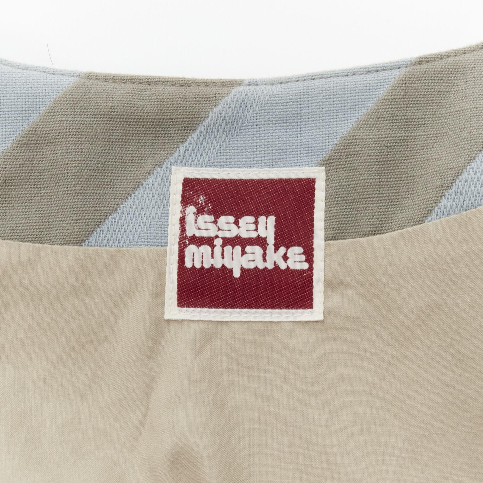 ISSEY MIYAKE 1980er Jahre Vintage Grauer Himmelblauer geometrischer Jacquard Cocoon-Mantel M Selten im Angebot 5