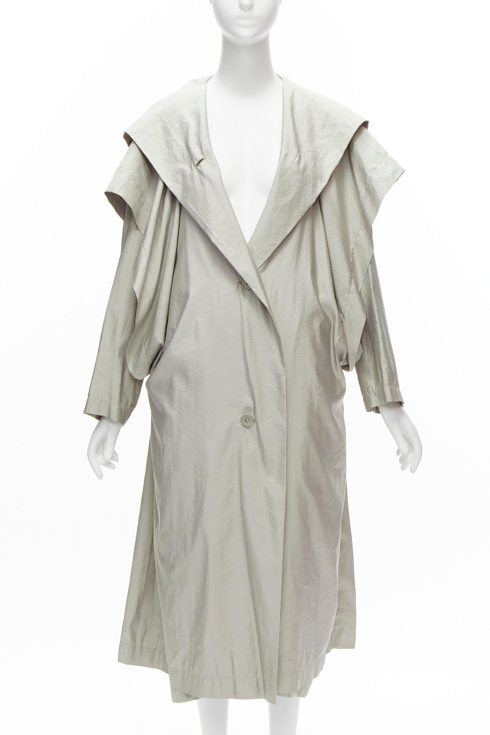 Gris ISSEY MIYAKE 1986 Vintage Runway manteau drapé à manches à capuche grise JP9 M en vente
