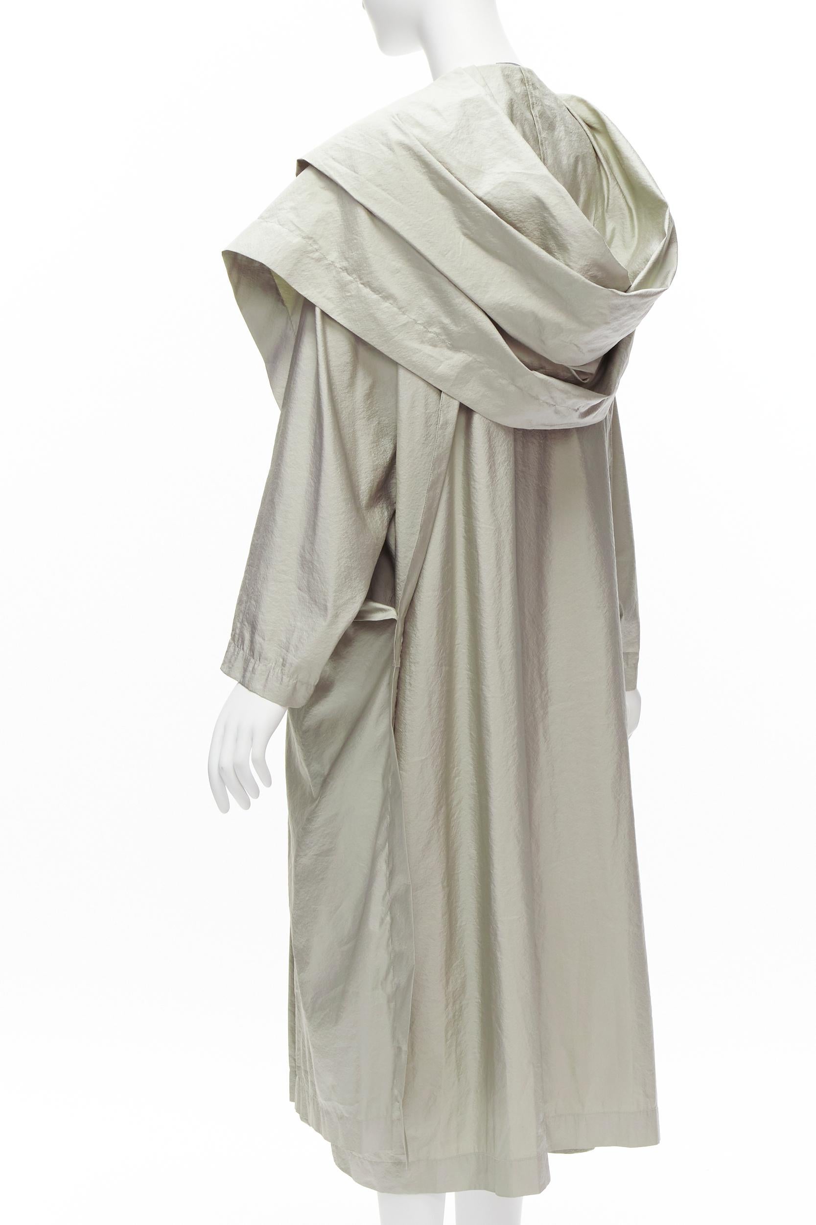 ISSEY MIYAKE 1986 Vintage Runway manteau drapé à manches à capuche grise JP9 M en vente 2