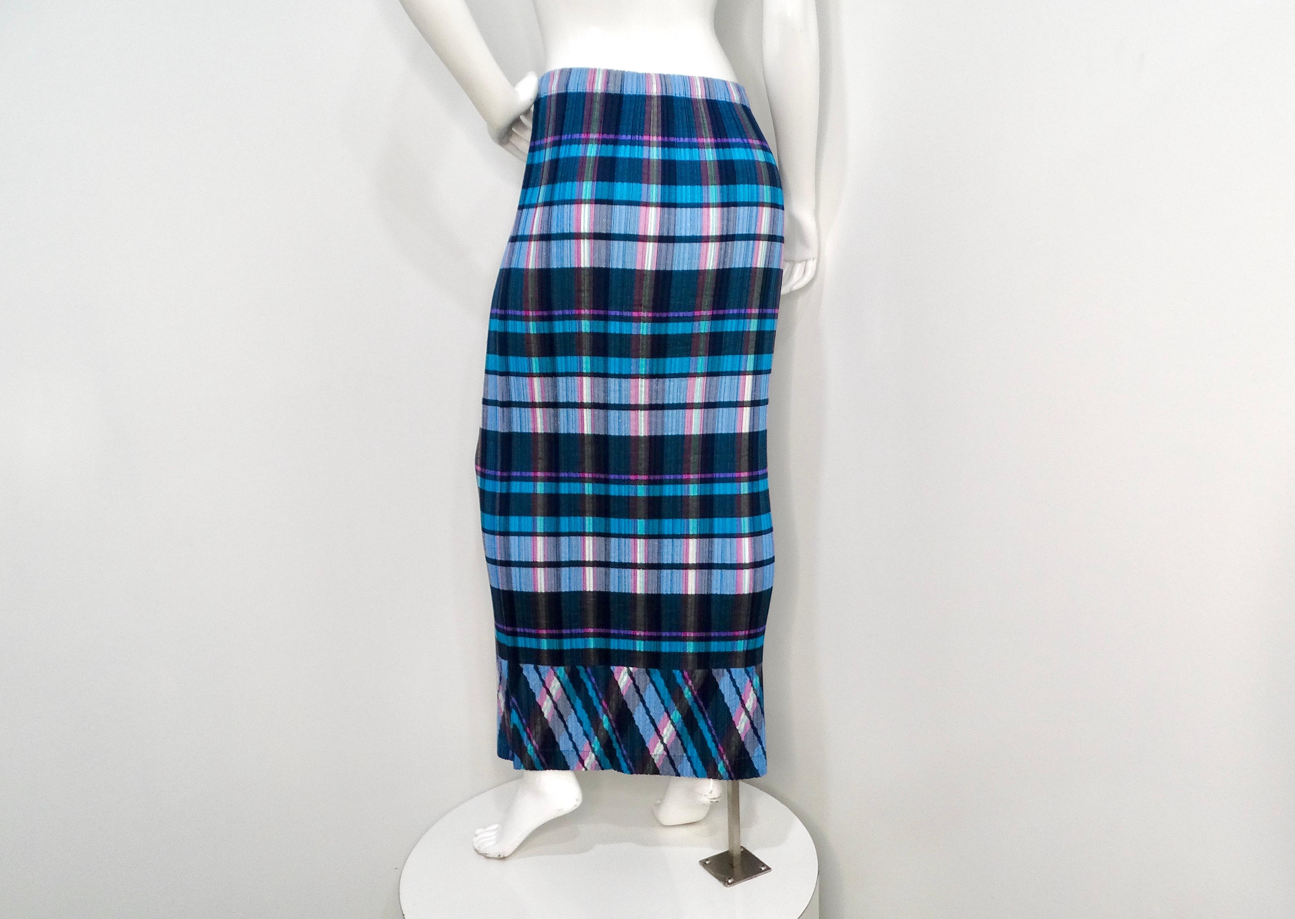 Rehaussez votre garde-robe avec la jupe longue plissée Issey Miyake 1990 à imprimé carreaux bleus et violets, une pièce étonnante qui allie sans effort style et confort. Cette jupe accrocheuse présente un mélange sophistiqué de couleurs froides,
