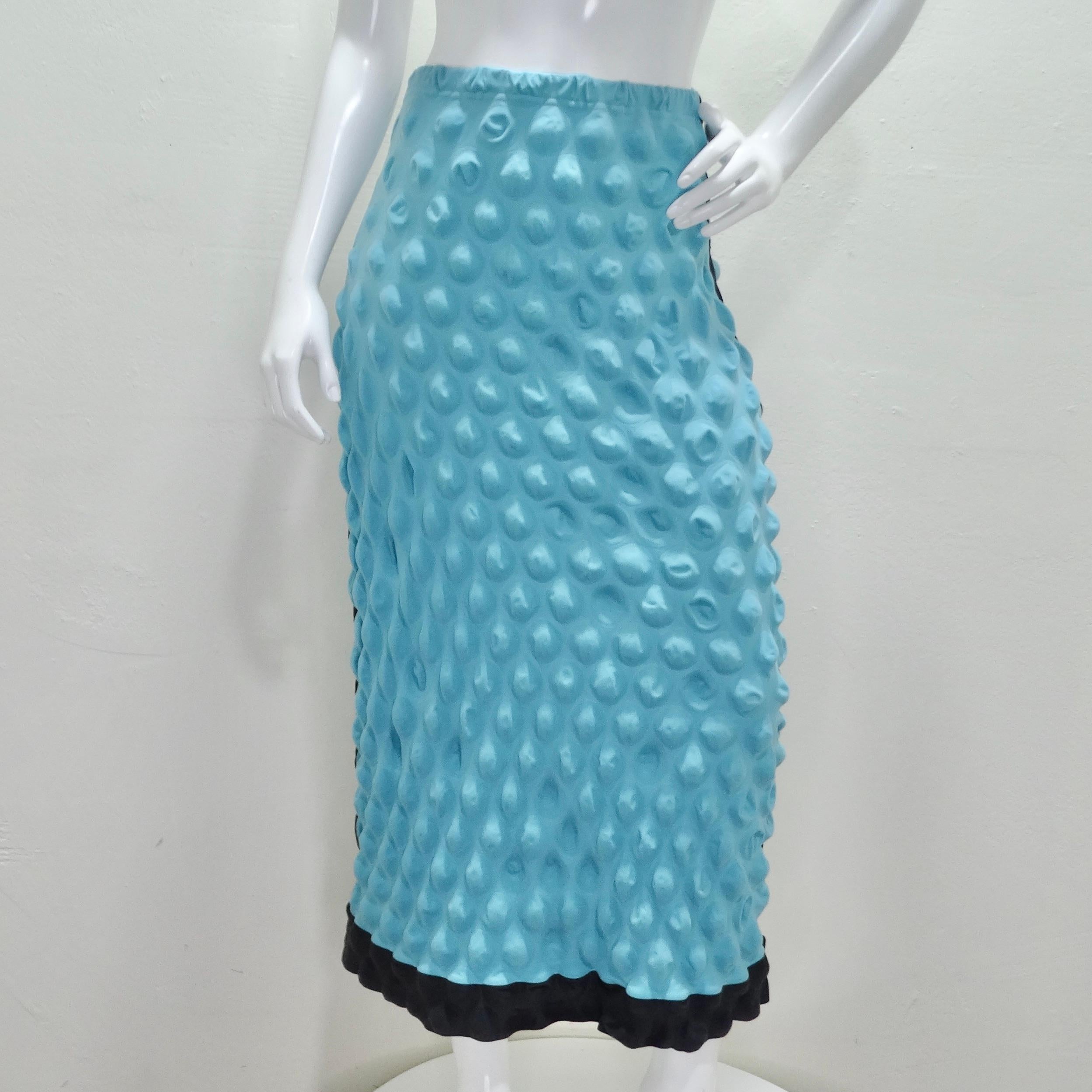 La jupe bulle bleue Issey Miyake des années 1990 est une pièce vintage qui met en valeur l'approche innovante de la marque en matière de textiles et de design. Cette jupe crayon mi-longue présente un motif enveloppé de bulles distinctif, créant une