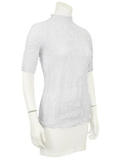 Issey Miyake 1990s Taubengraues, halbtransparentes Mockneck-Top mit Falten