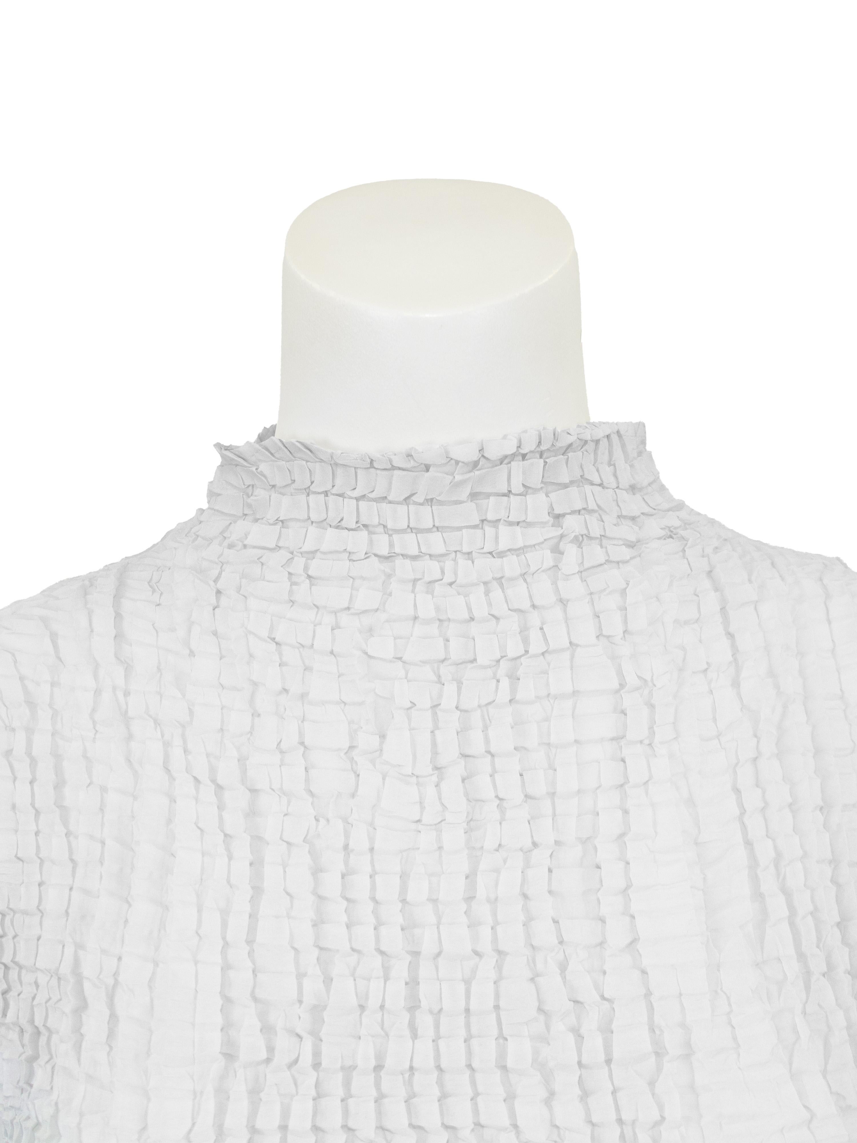 ISSEY MIYAKE 1990s Dove Grey Semi Sheer Mockneck Top con pieghe In condizioni ottime in vendita a Toronto, Ontario