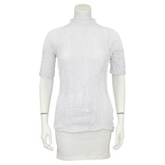 ISSEY MIYAKE 1990s Dove Grey Semi Sheer Mockneck Top con pieghe