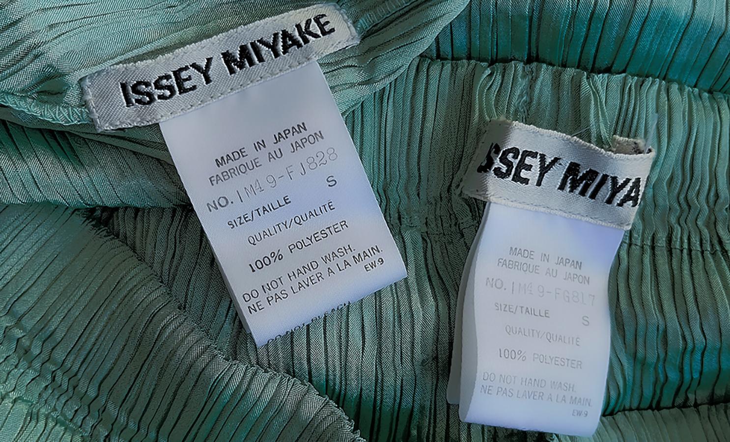 Issey Miyake 1990's Pleated Sculptural Ensemble Top Skirt Iridescent Teal For Sale 2