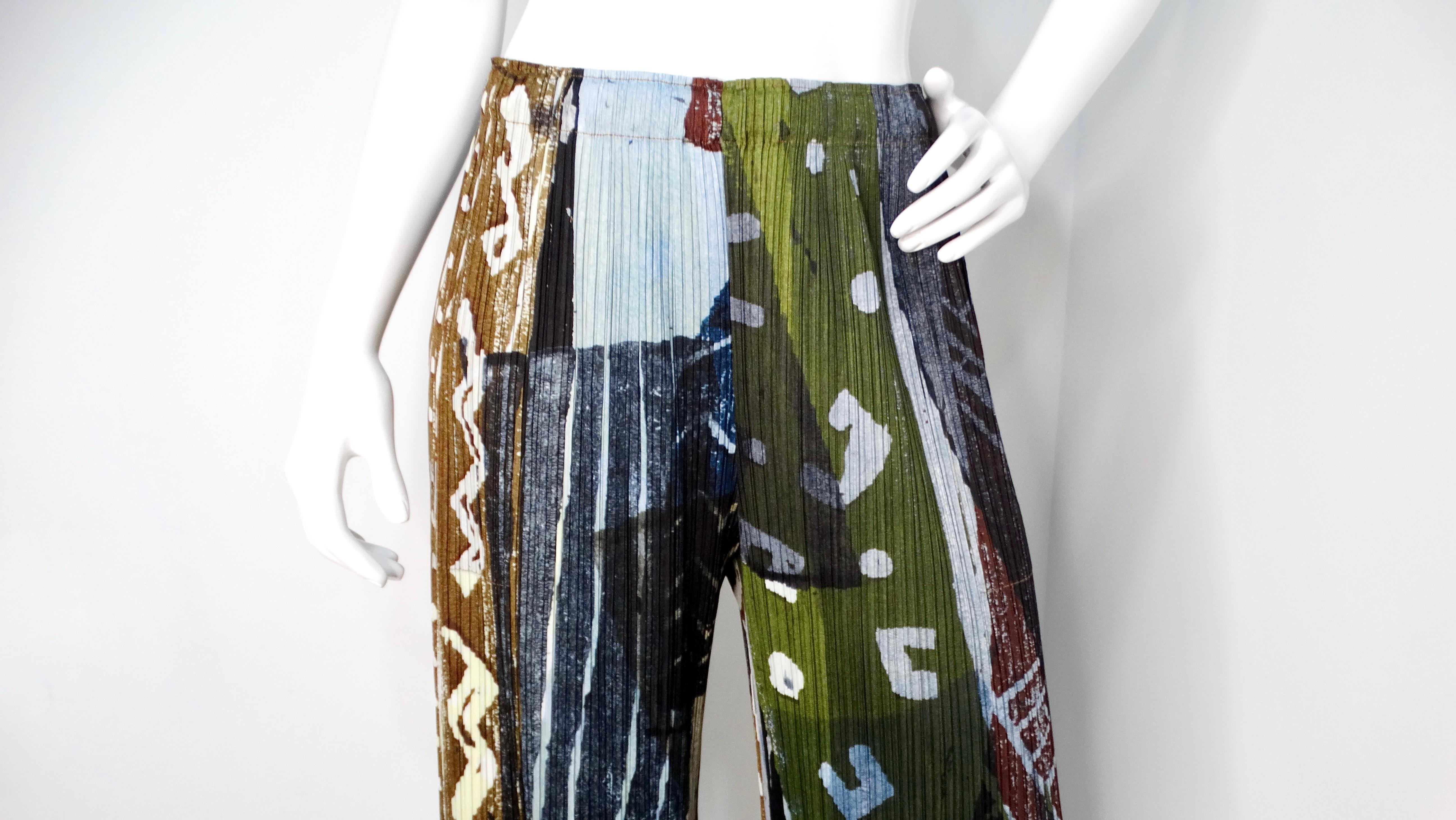 Die Issey Miyake 1990s Pleats Please Abstrakt Multicolor Pleated Print Pants bietet Ihnen die Möglichkeit, in eine bunte Welt der Mode einzutauchen. Diese Hose bezaubert mit einem Mix aus tiefen Blau-, Grün- und Brauntönen und besticht durch ein